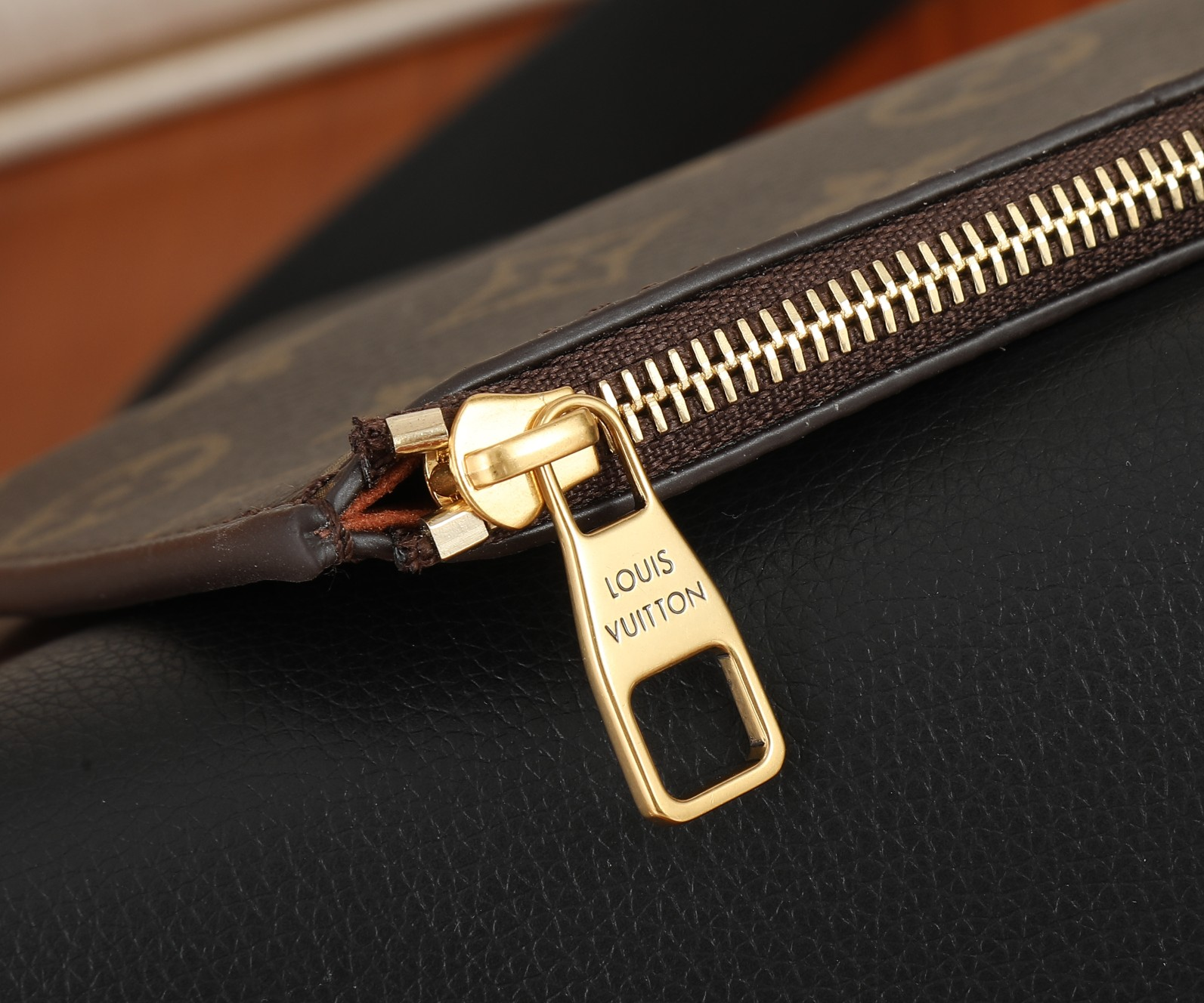 LV  small low key hobo M25352 24x28x16cm