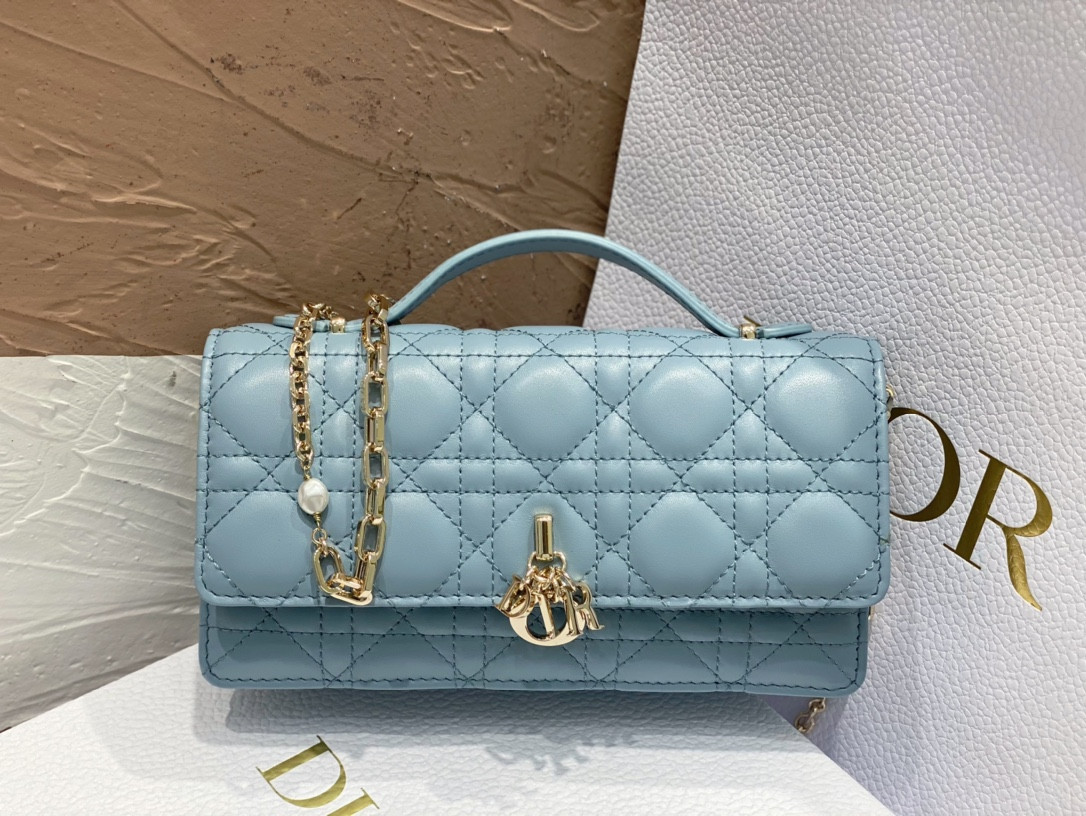 MISS D*0r MINI BAG Cloud Blue Cannage Lambskin S0980ONMJ_M81B 21 x 11.5 x 4.5 cm