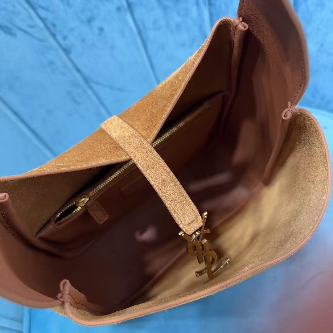 Y*L LE 5 À 7 S*pPLE IN SUEDE 23x22x8.5cm