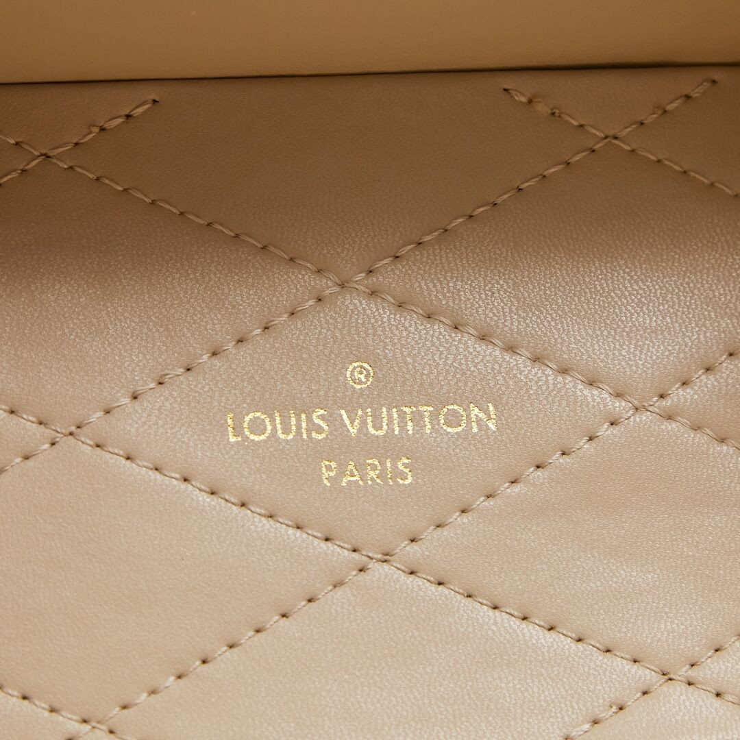 LV Camera Box M10079 17x13x7.5cm