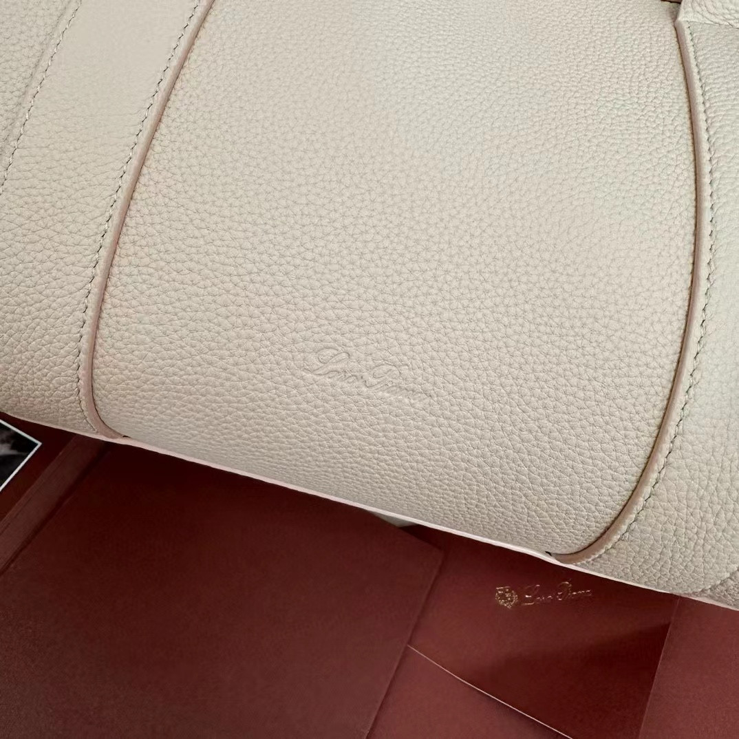 L**o p*ana Loom Bag L32 Grained Calfskin 33 x 23 x 18 cm