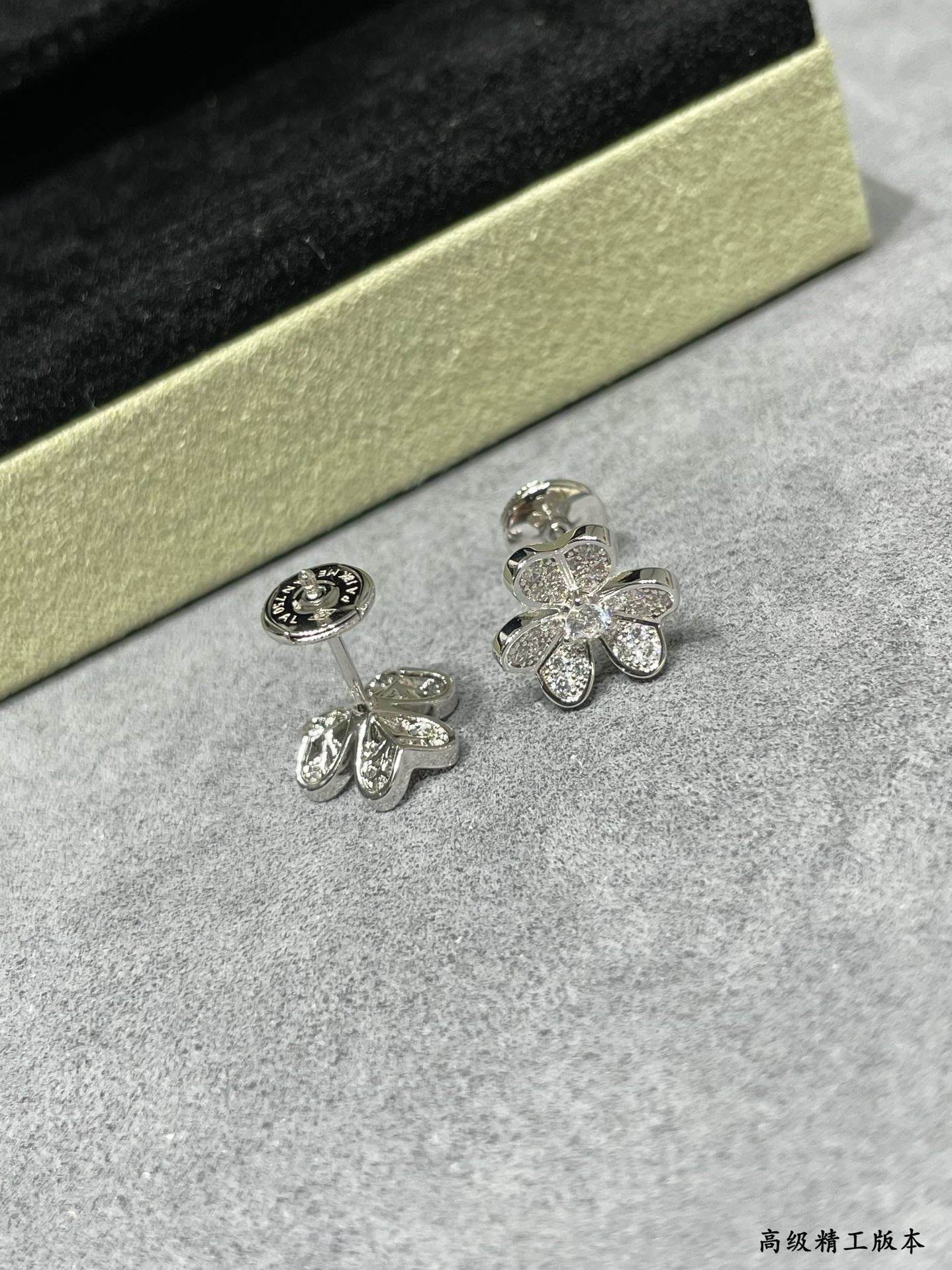 V*N CL*F & Arpels Mini Diamond Clover Earrings