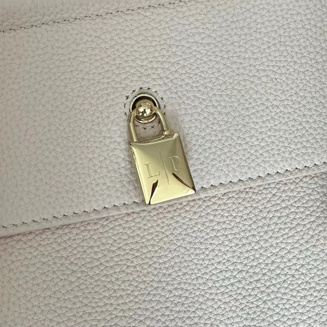 L**o p*ana Loom Bag L32 Grained Calfskin 33 x 23 x 18 cm