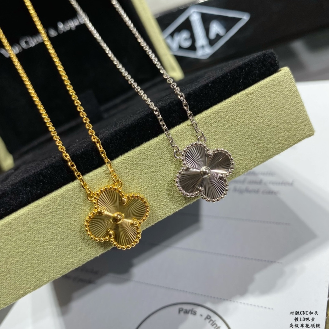 V*N CL*F & Arpels Medium Classic Four Leaf Clover Necklace Diameter approx 1.5cm,Chain length approx 40+5cm