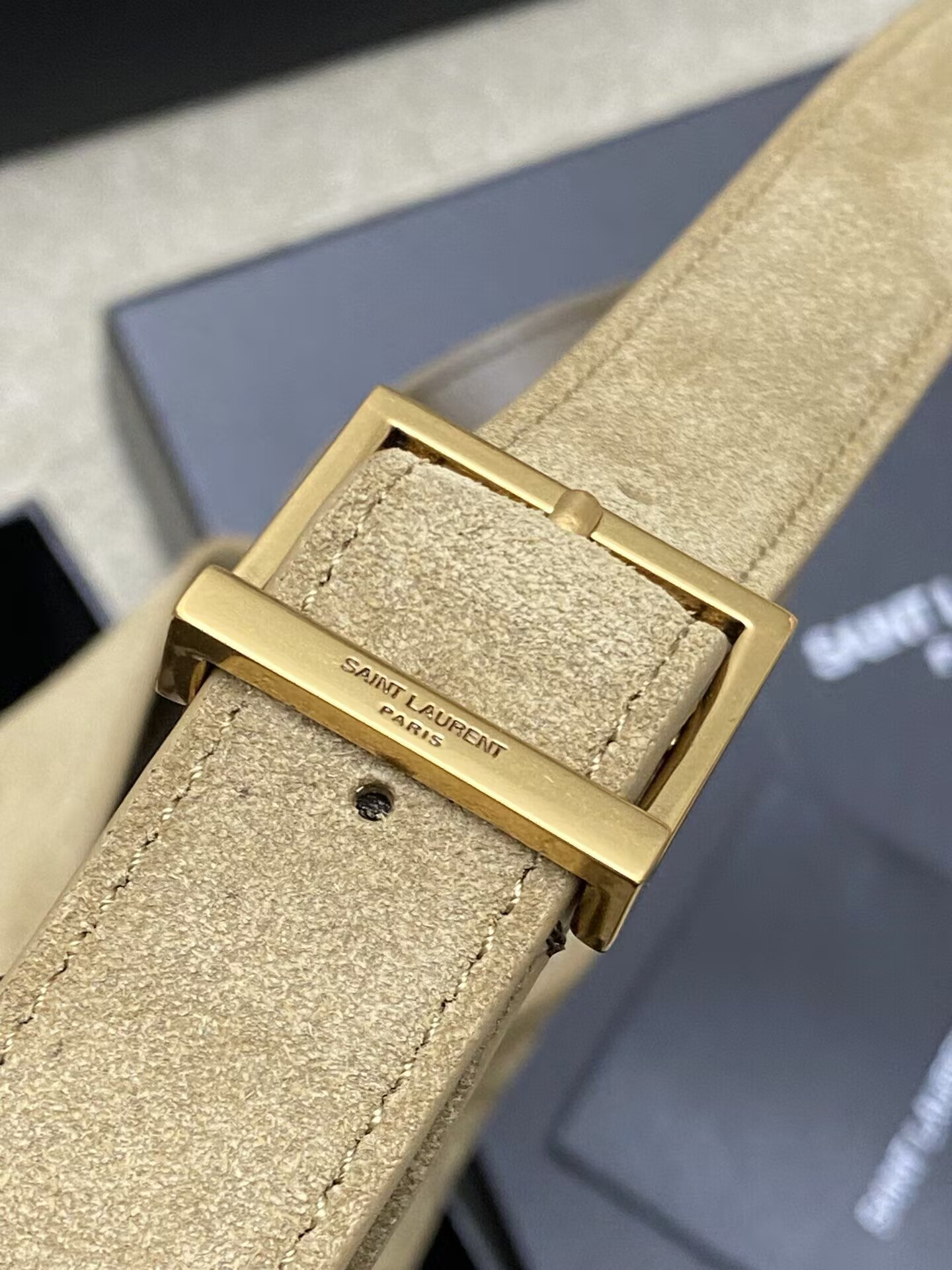 Y*L LE 5 À 7 S*pPLE IN SUEDE 23x22x8CM