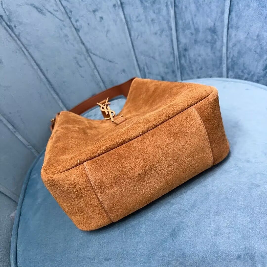 Y*L LE 5 À 7 S*pPLE IN SUEDE 23x22x8.5cm