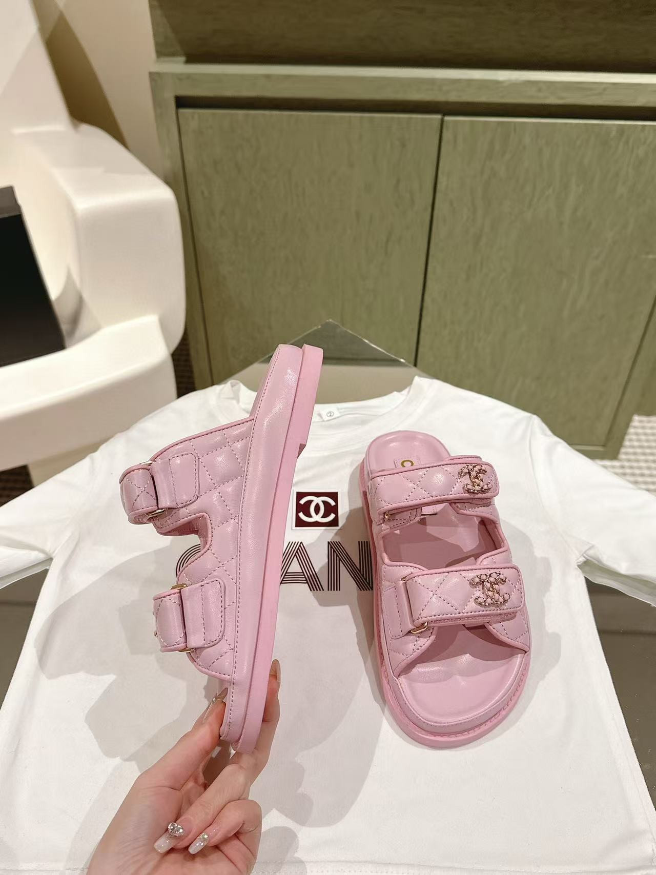 UA Ch*el SLIDES