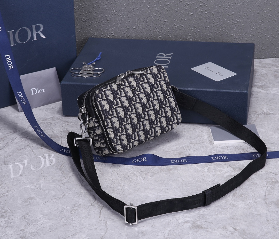 D*0r Zipped Pouch with Strap 17×12.5×6cm