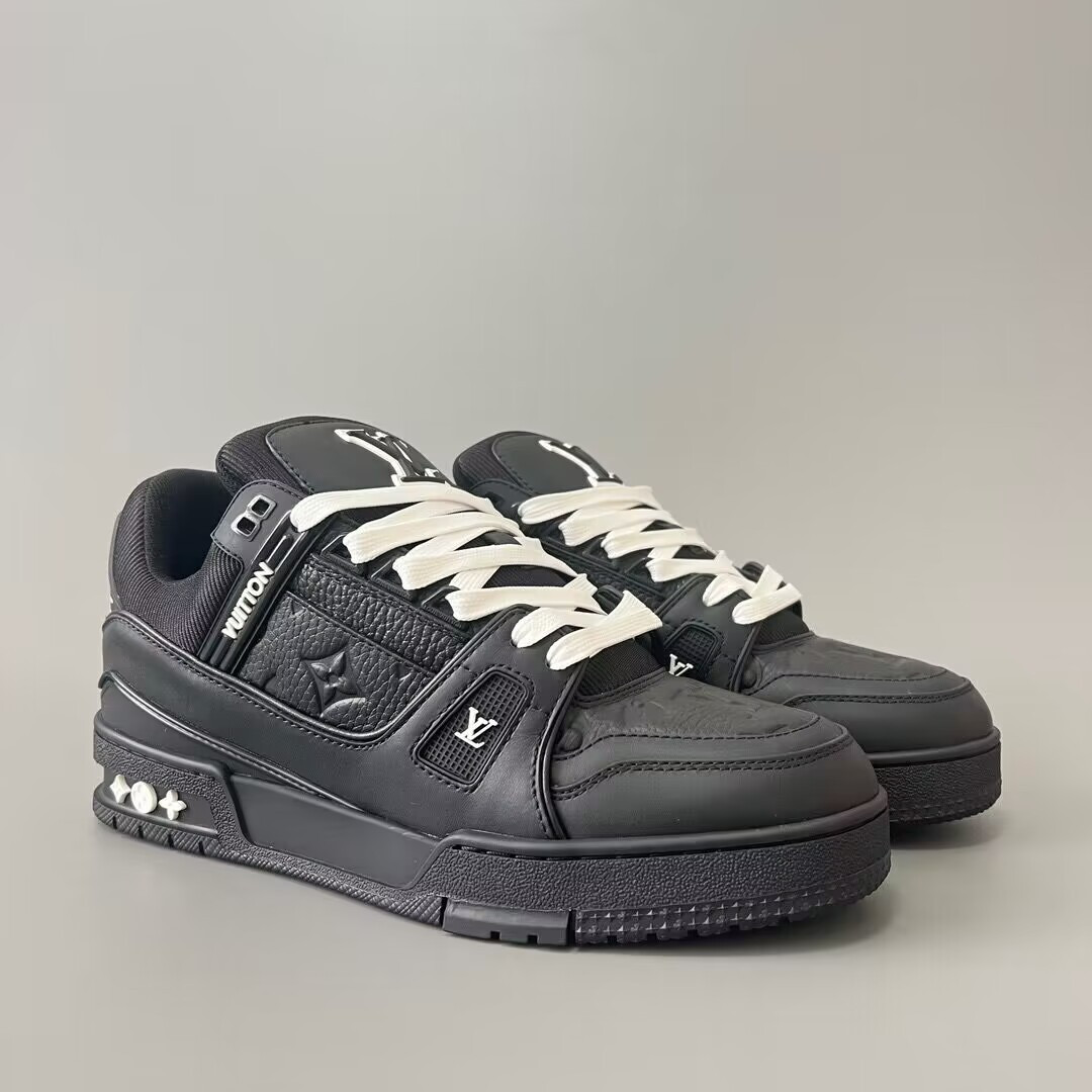UA L0*is V*t0n LV Trainer Black