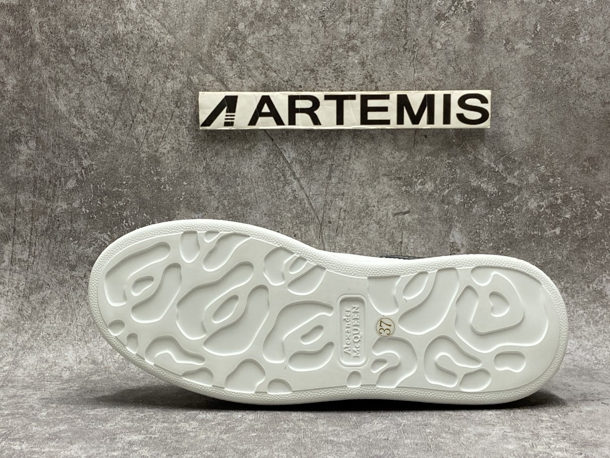 Ale*d*r M*Q*en Oversized Gold