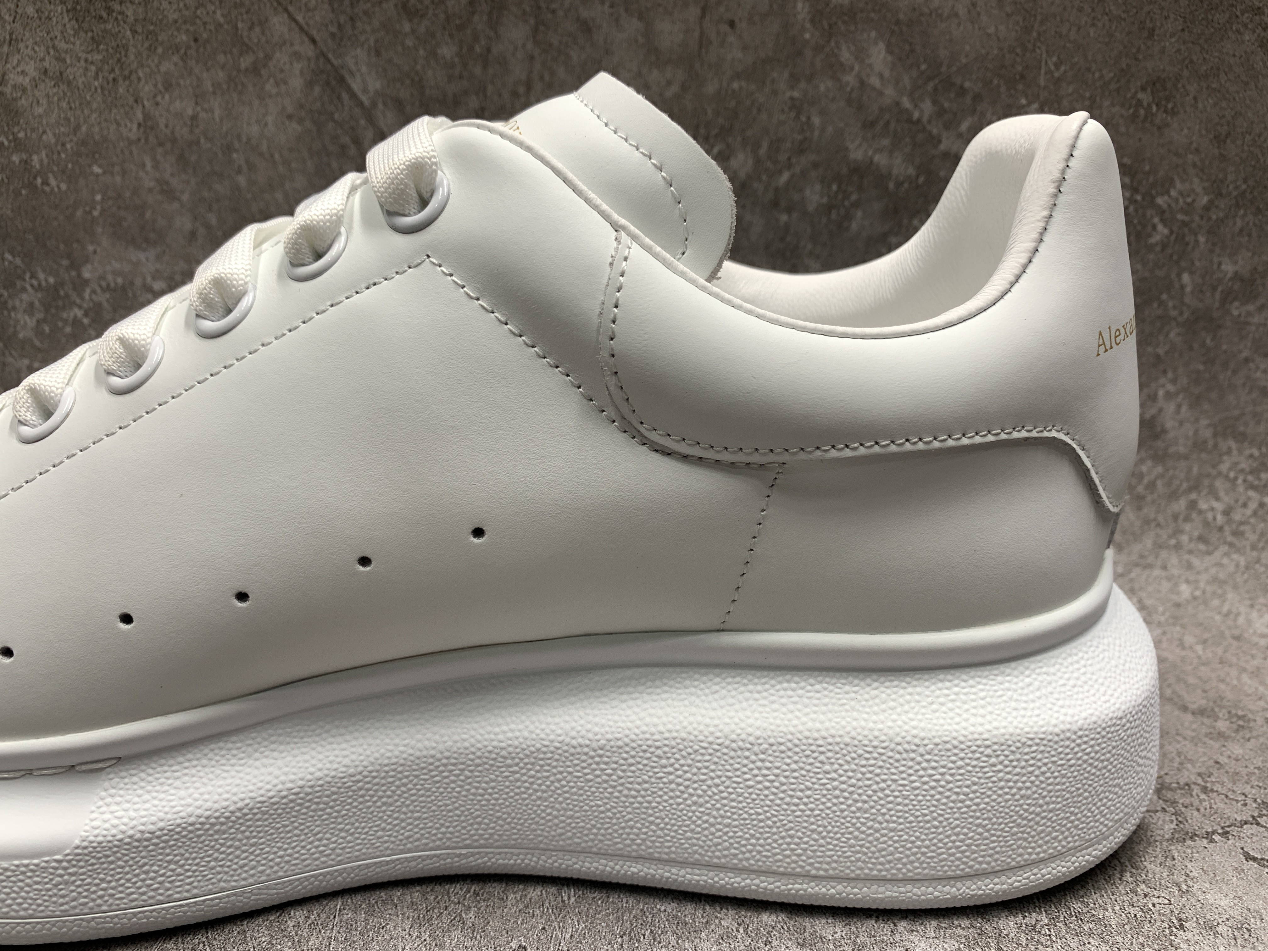 Ale*d*r M*Q*en Oversized White