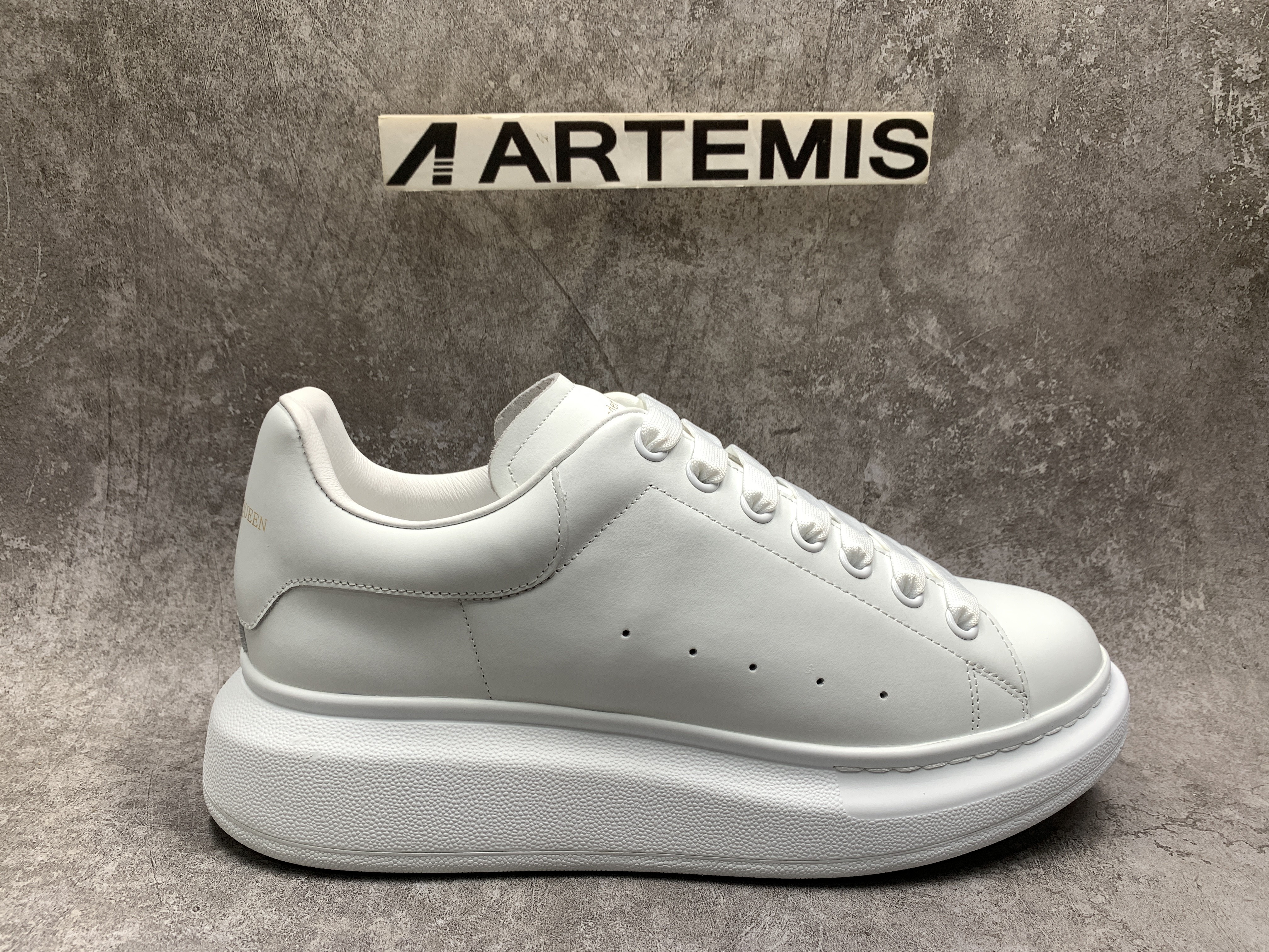 Ale*d*r M*Q*en Oversized White