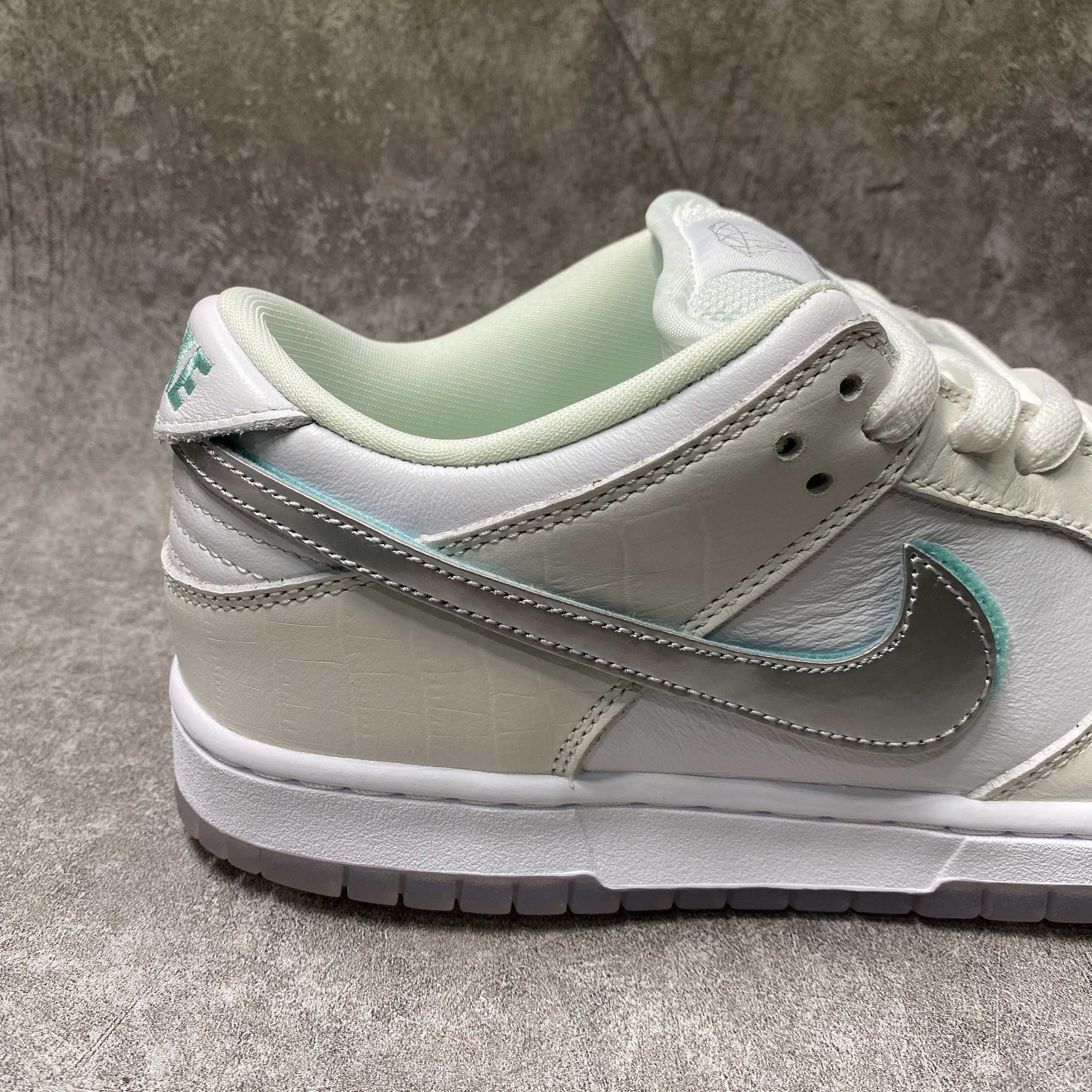 Nike SB Dunk Low Diamond S*pply Co White Diamond