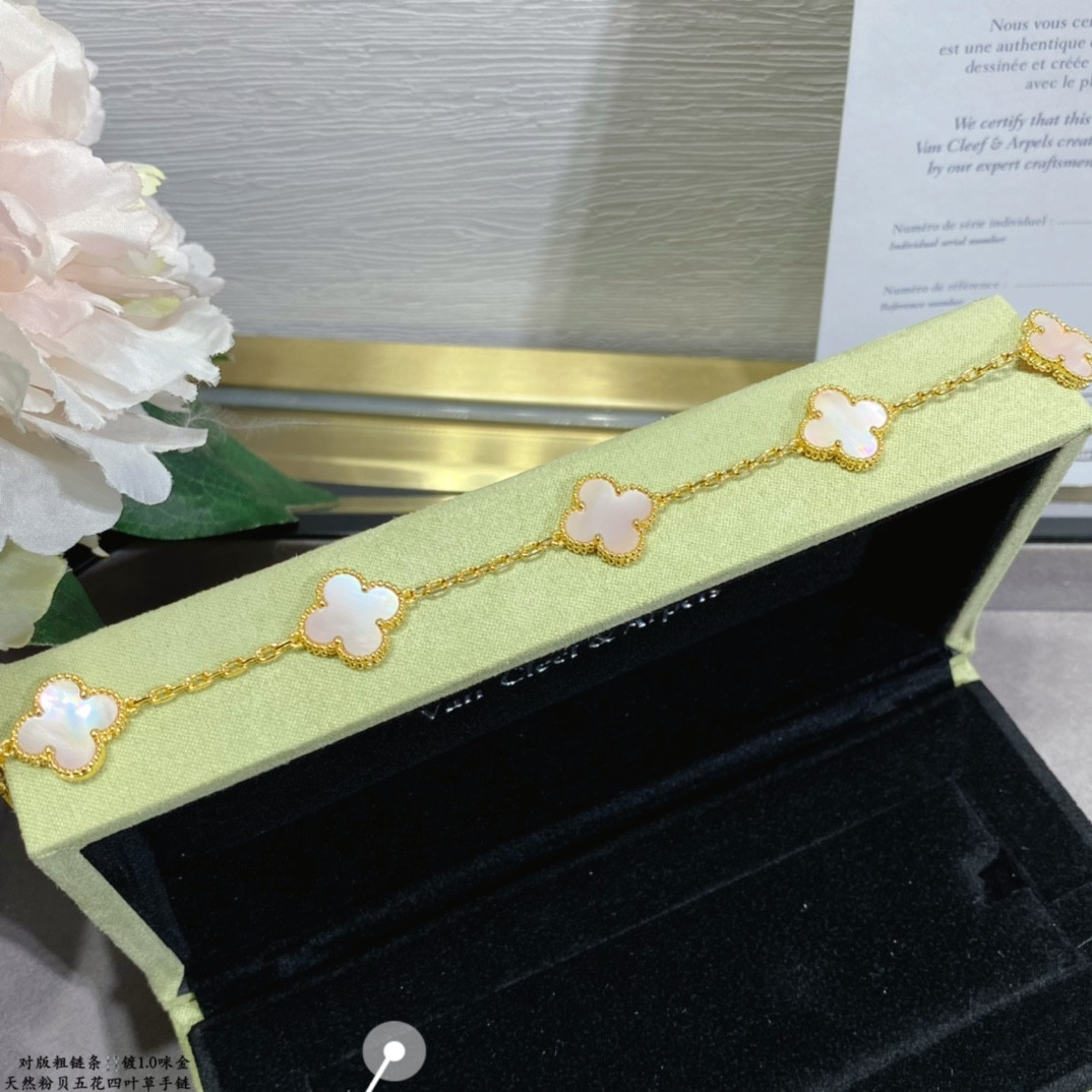 V*N CL*F & Arpels natural pink shell five-flower four-leaf clover bracelet
