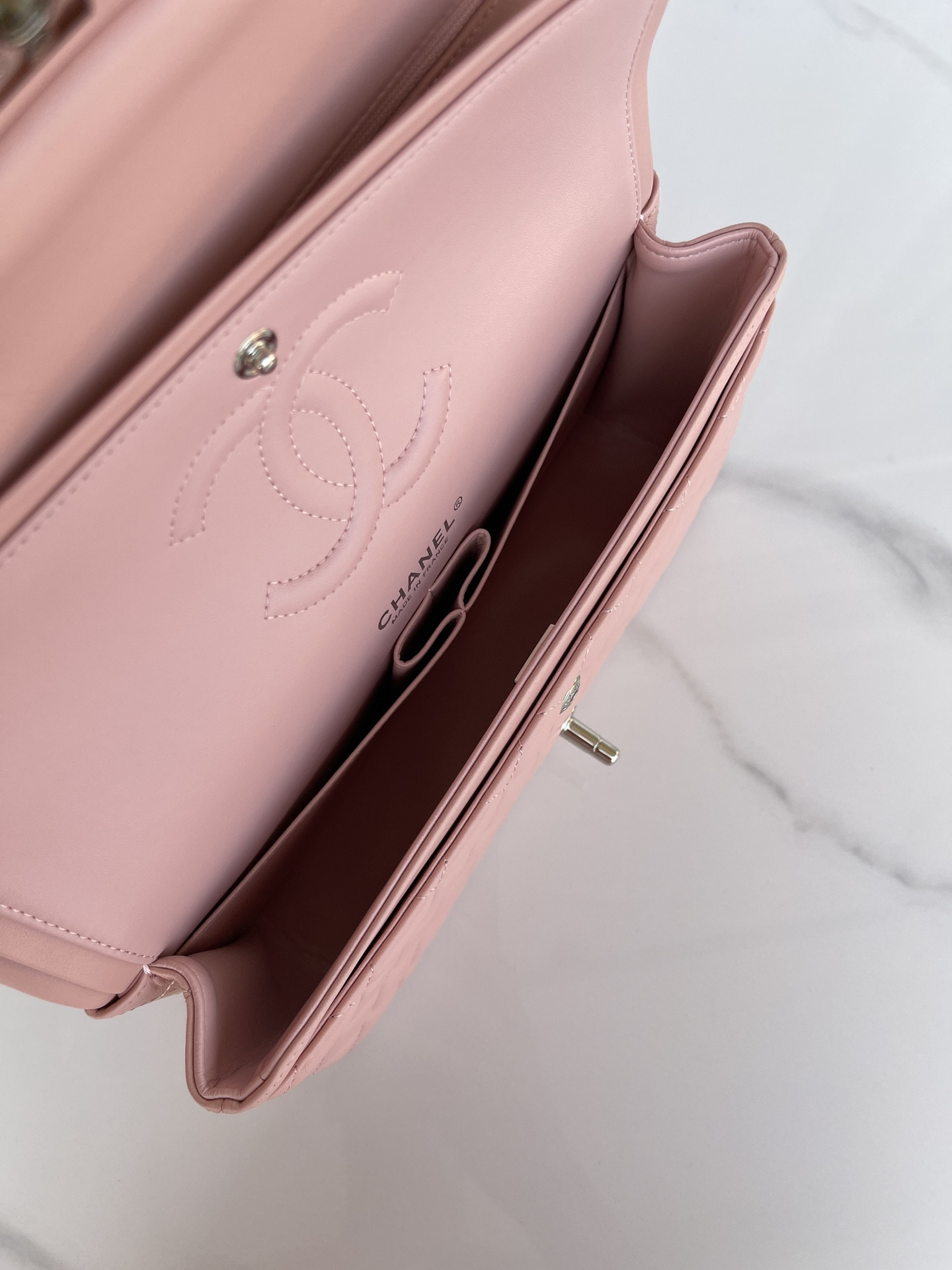 Ch*el CLASSIC FLAP 25CM CF PINK SILVER 6 × 9.9 × 2.5 in