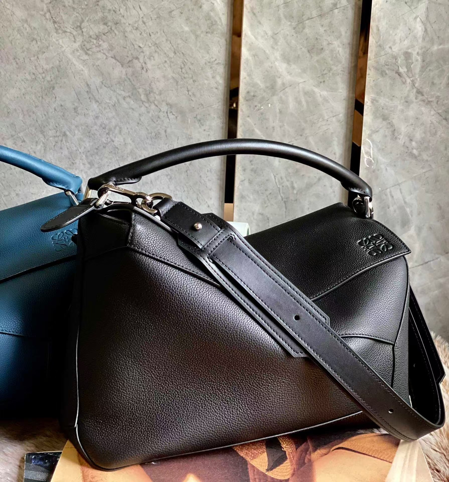 L0ew* Puzzle Edge 36.5 X 23 X 19 CM