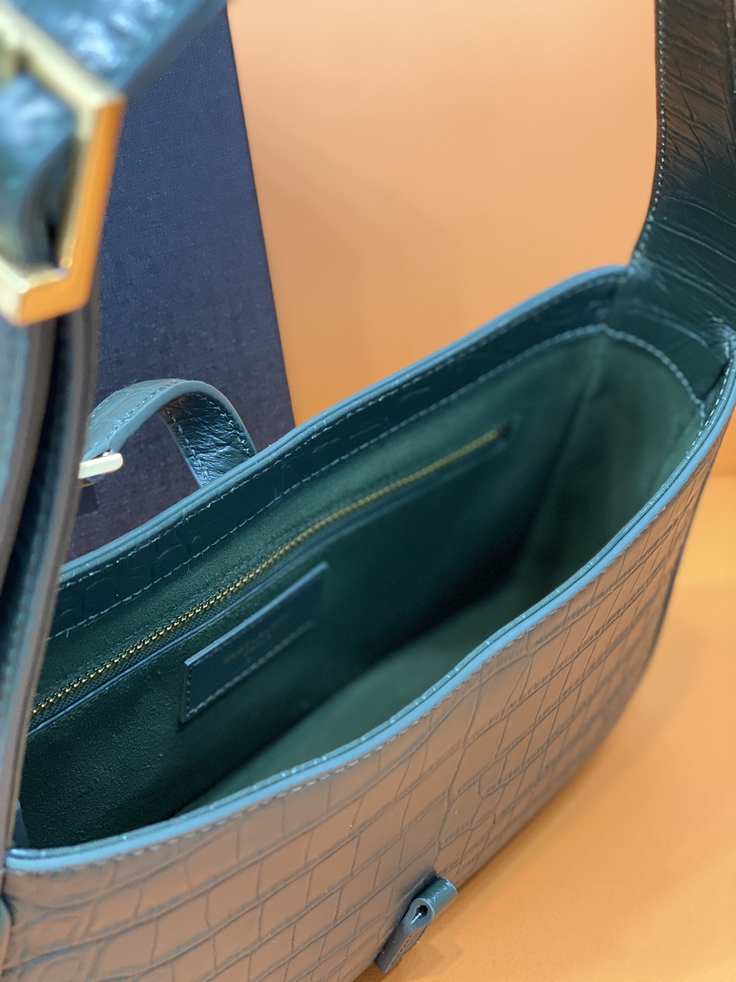 Y*L LE 5 À 7 IN CROCODILE-EMBOSSED SHINY LEATHER  23 X 16 X 6.5 CM