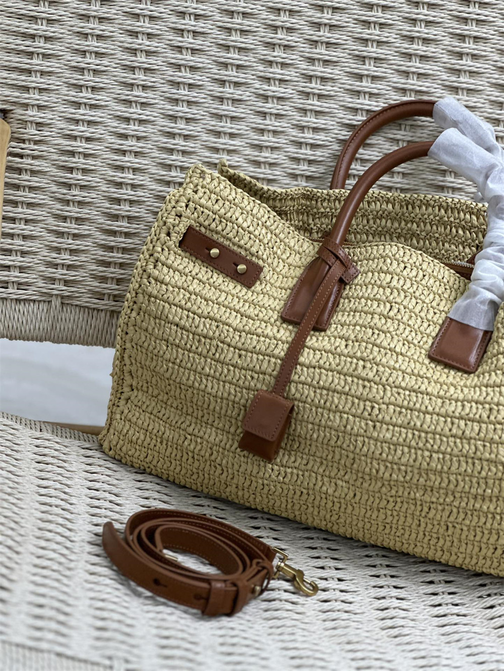 Y*L SAC DE JOUR MEDIUM S*pPLE IN RAFFIA AND VEGETABLE-TANNED LEATHER NATUREL AND BRICK