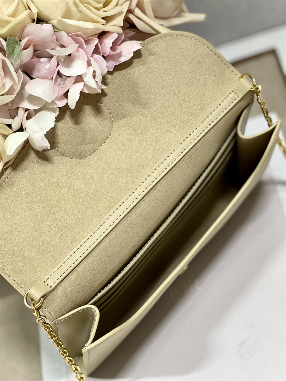 D*0r BOBBY EAST-WEST POUCH WITH CHAIN Latte Smooth Calfskin Apricot