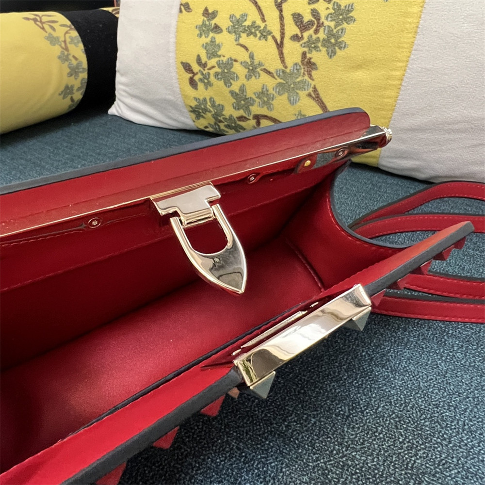 va*t*no GARAVANI ROCKSTUD23 SMALL SMOOTH CALFSKIN SHOULDER BAG RED