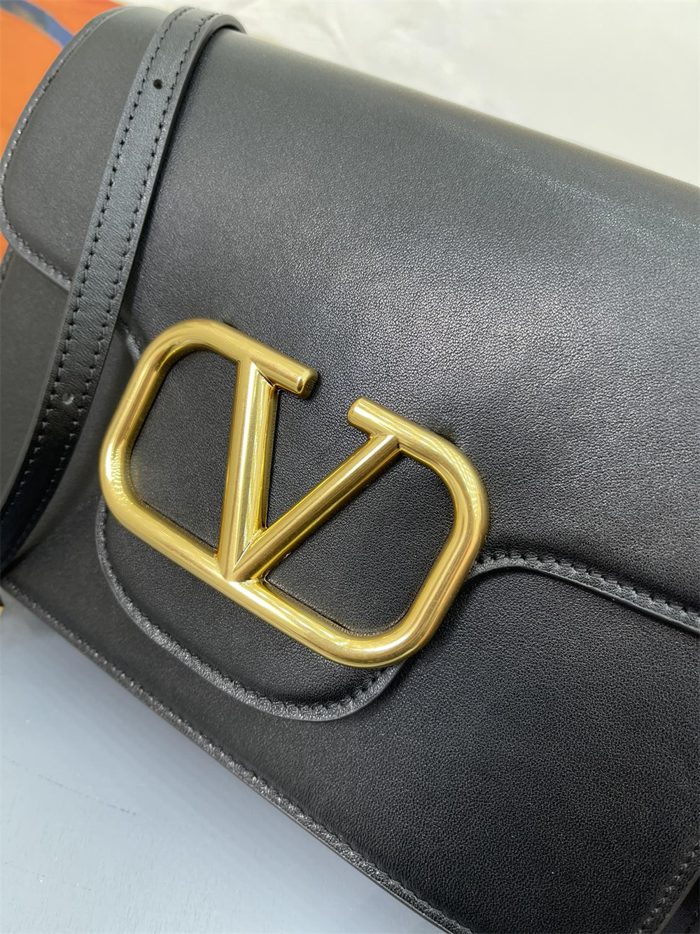 va*t*no GARAVANI LOCÒ CALFSKIN SHOULDER SMALL BAG BLACK 22 x 16  x 7 cm