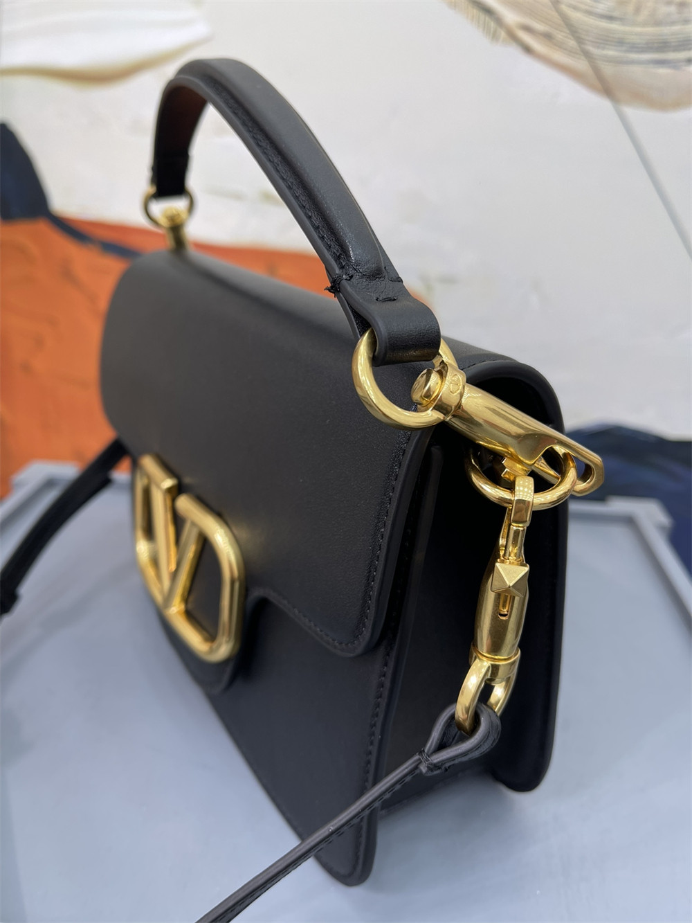 va*t*no GARAVANI LOCÒ CALFSKIN SHOULDER SMALL BAG BLACK 22 x 16  x 7 cm