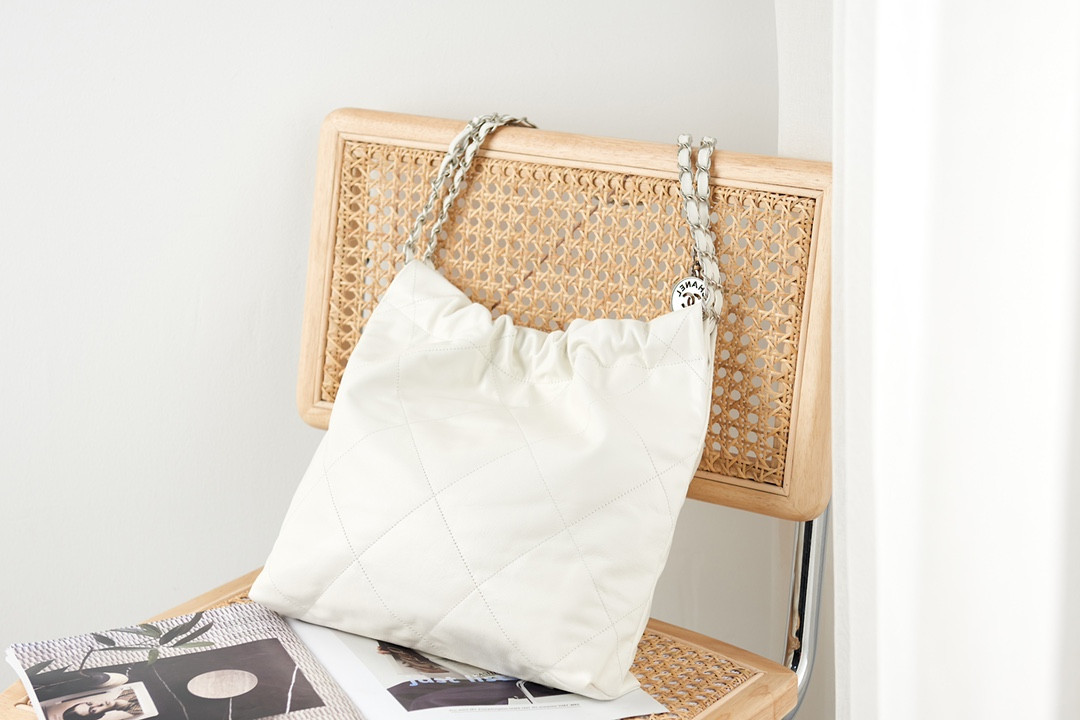 Ch*el 22 SMALL HANDBAG Shiny Calfskin White 13.7×14.4×2.7 in