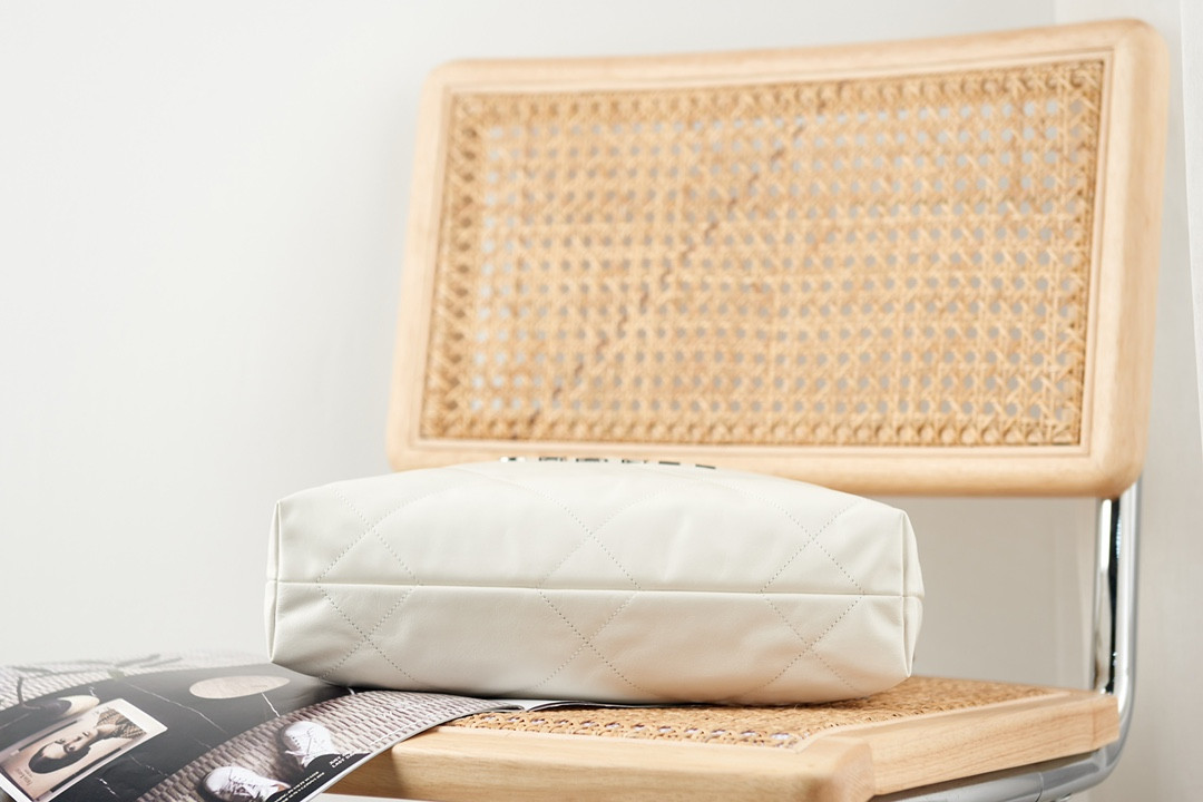 Ch*el 22 SMALL HANDBAG Shiny Calfskin White 13.7×14.4×2.7 in