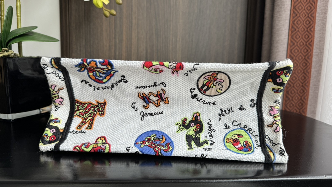 Small D*0r BOOK TOTE WHITE MULTICOLOR DRAGON ZODIAC EMBROIDERY 10.5 x 8.5 x 5.5 inches