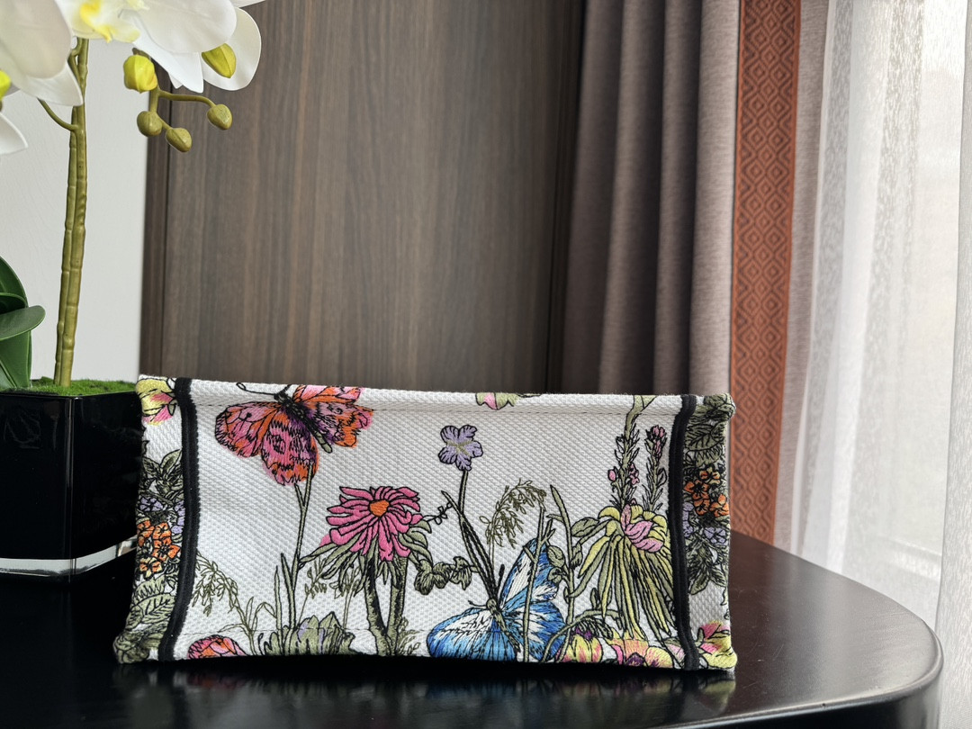 Small D*0r BOOK TOTE WHITE MULTICOLOR MEXICO MILLEFIORI EMBROIDERY 10.5 x 8.5 x 5.5 inches