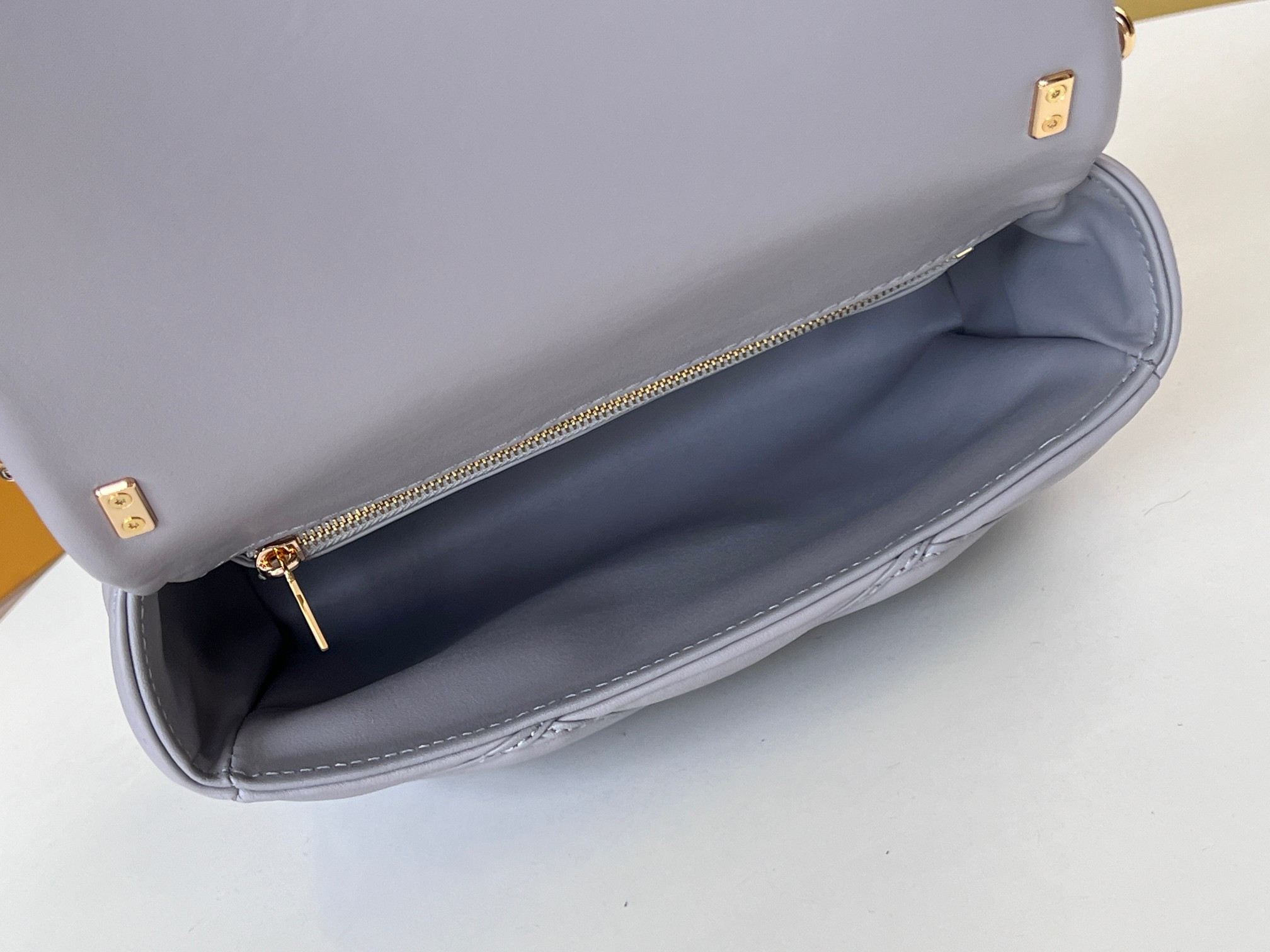 L0*is V*t0n M22895 GO-14 MM Gray 9.1 x 6.3 x 3.9 inches