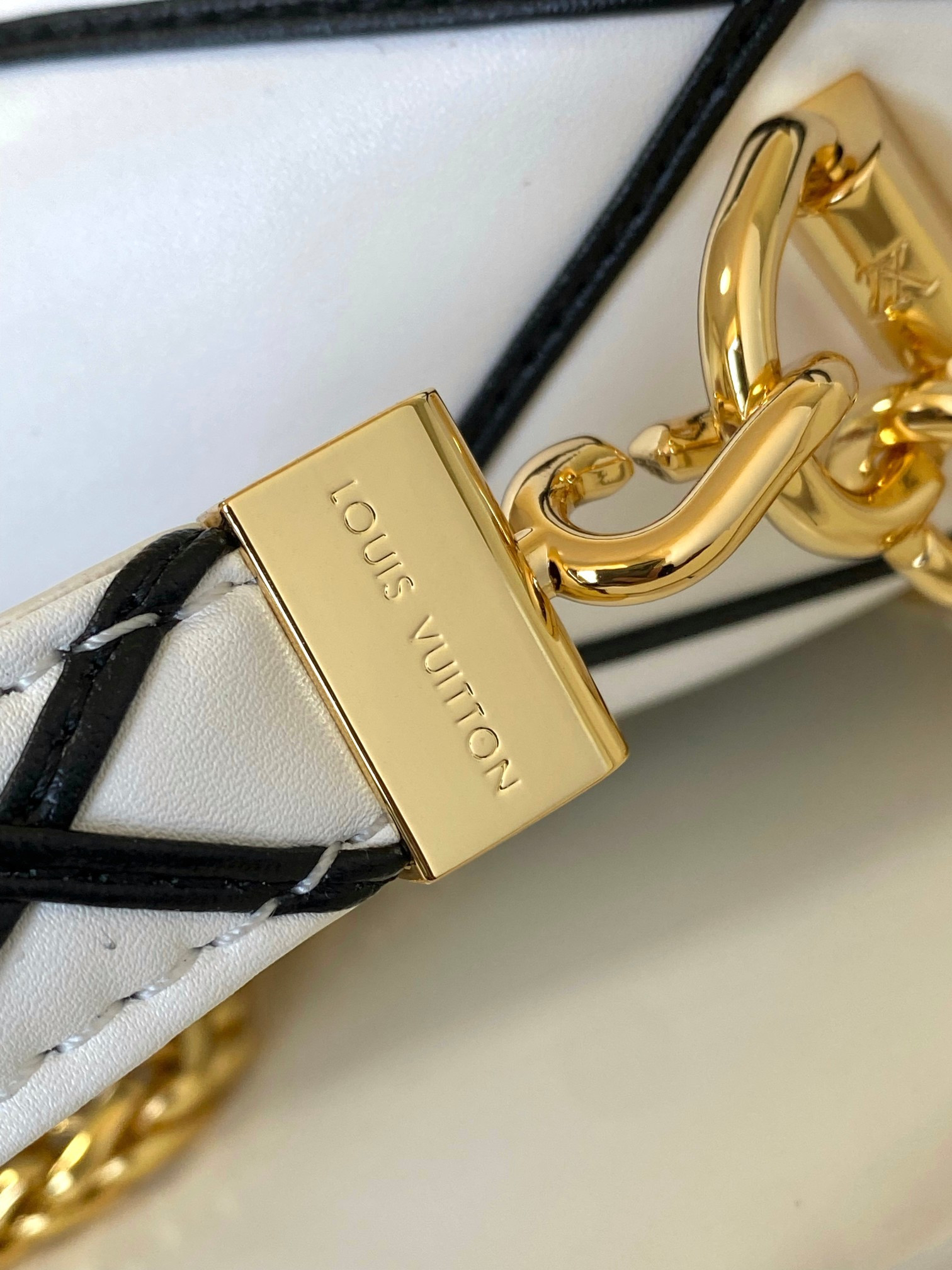 L0*is V*t0n GO-14 GM WHITE 12.2 x 7.7 x 4.3 inches