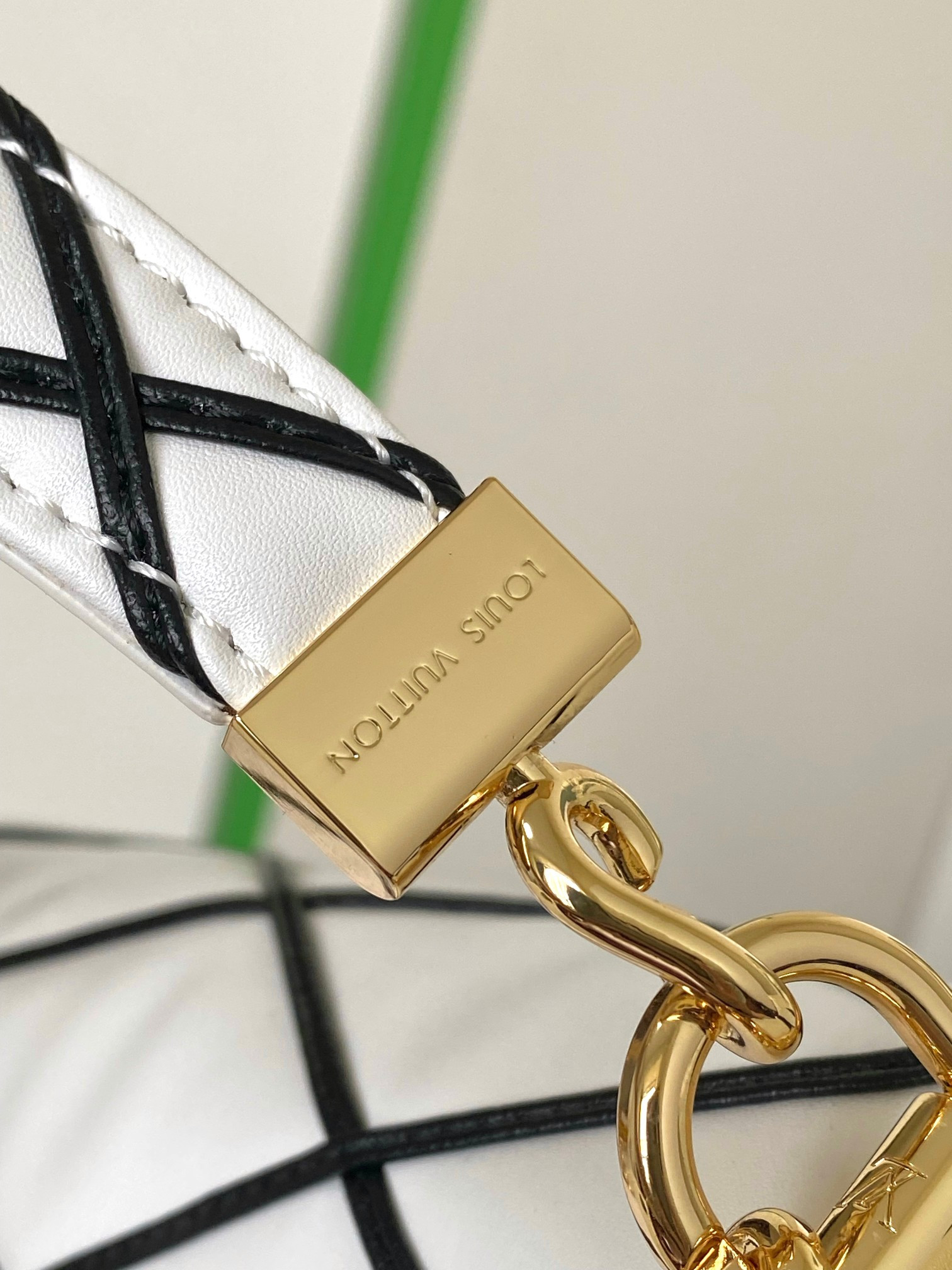 L0*is V*t0n M22890 GO-14 MM 9.1 x 6.3 x 3.9 inches