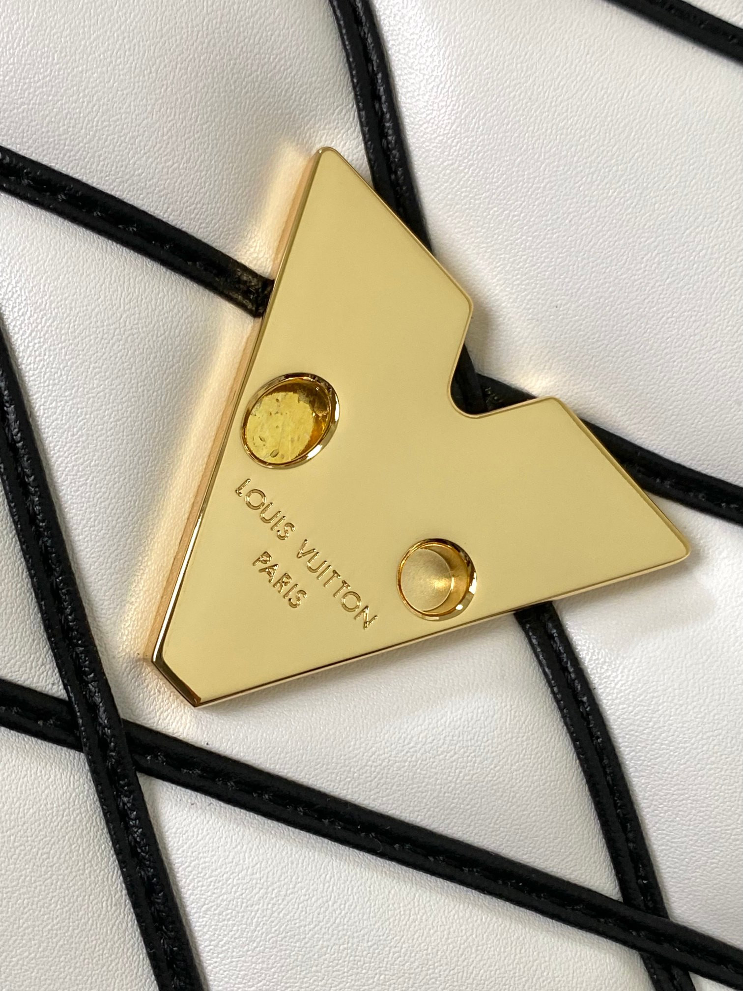 L0*is V*t0n M22890 GO-14 MM 9.1 x 6.3 x 3.9 inches