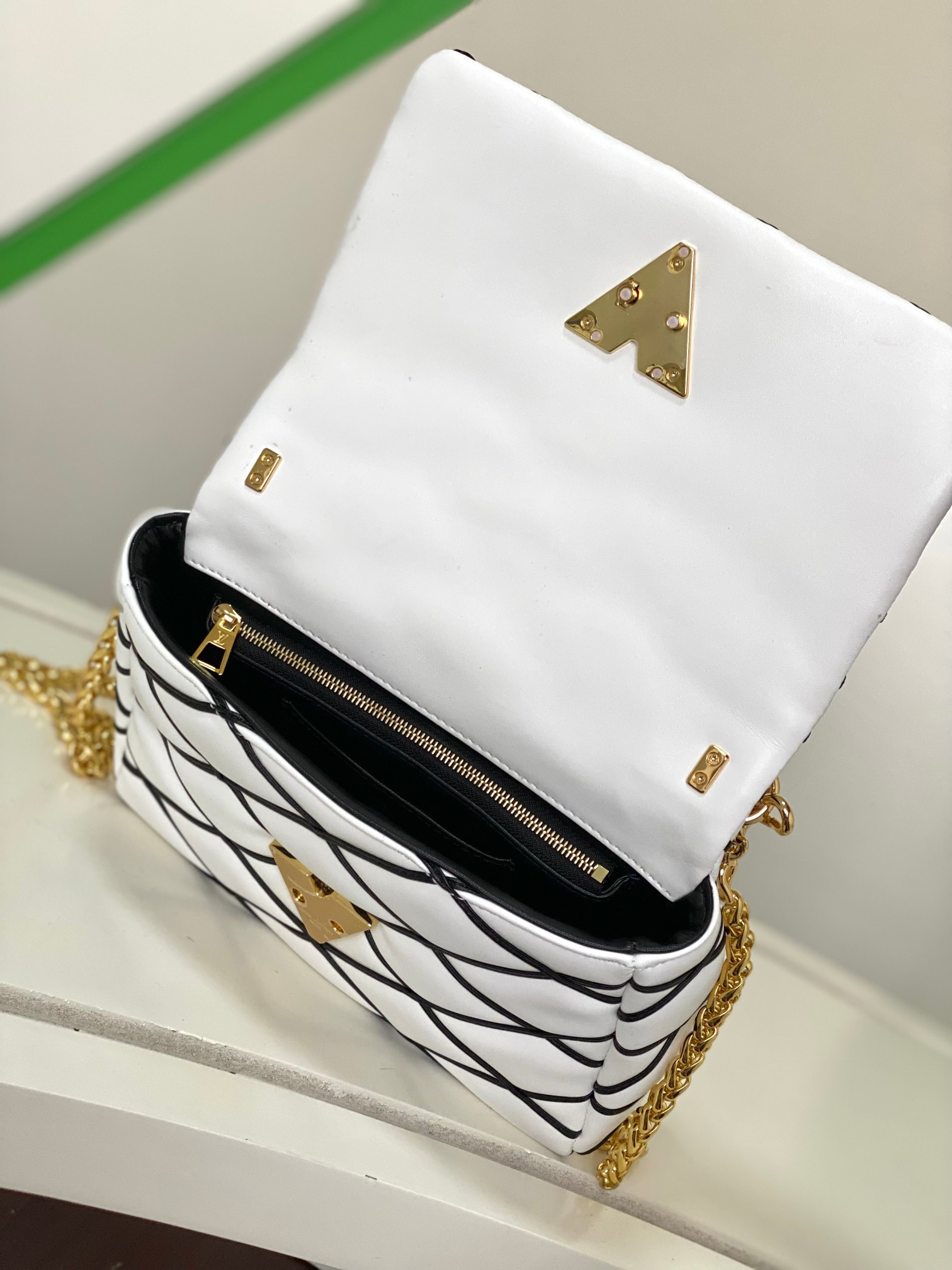 L0*is V*t0n M22890 GO-14 MM 9.1 x 6.3 x 3.9 inches