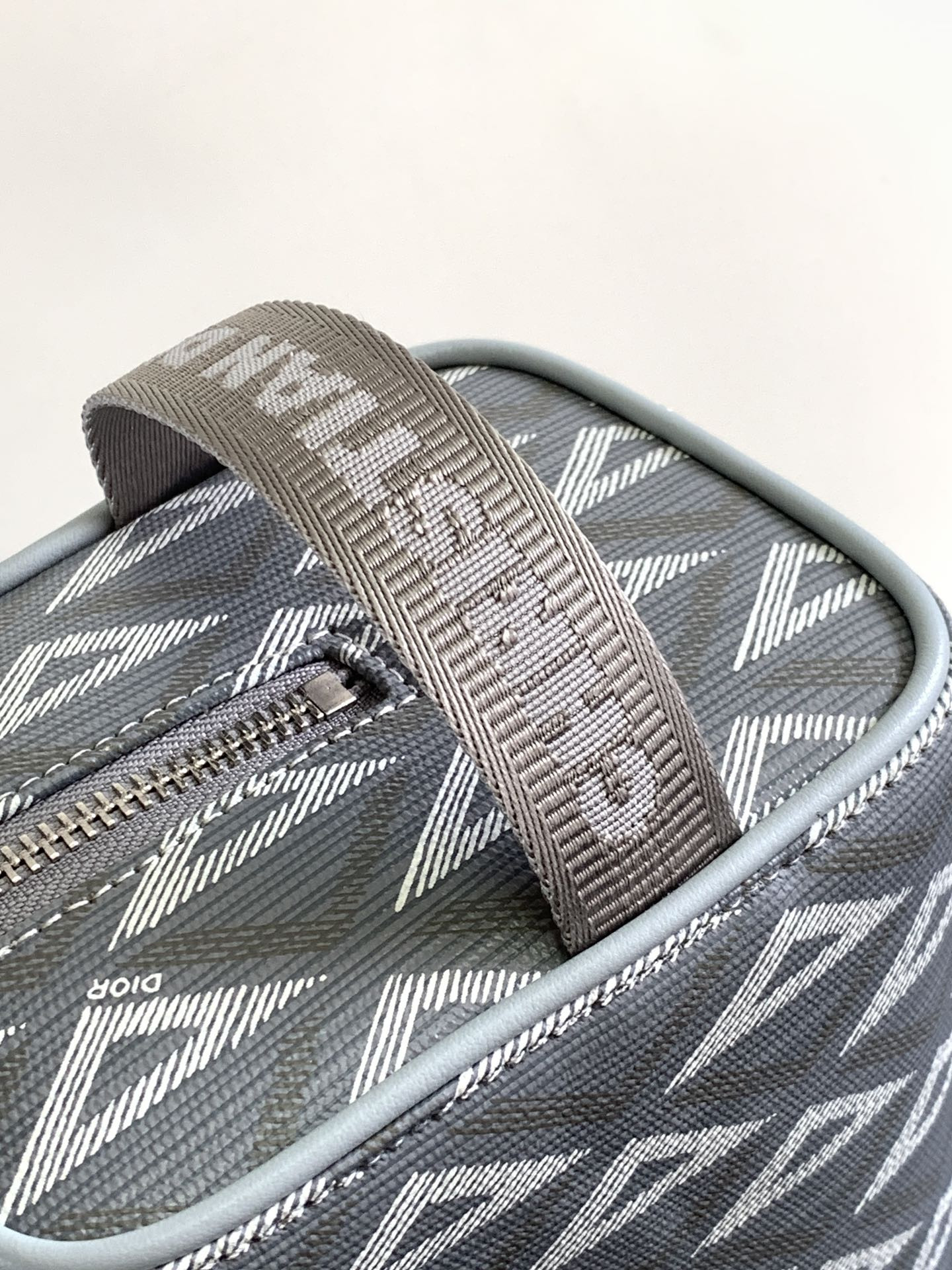 D*0r Lingot Toiletry Bag Gray Mirage Technical Fabric 8.5 x 5 x 4 inches