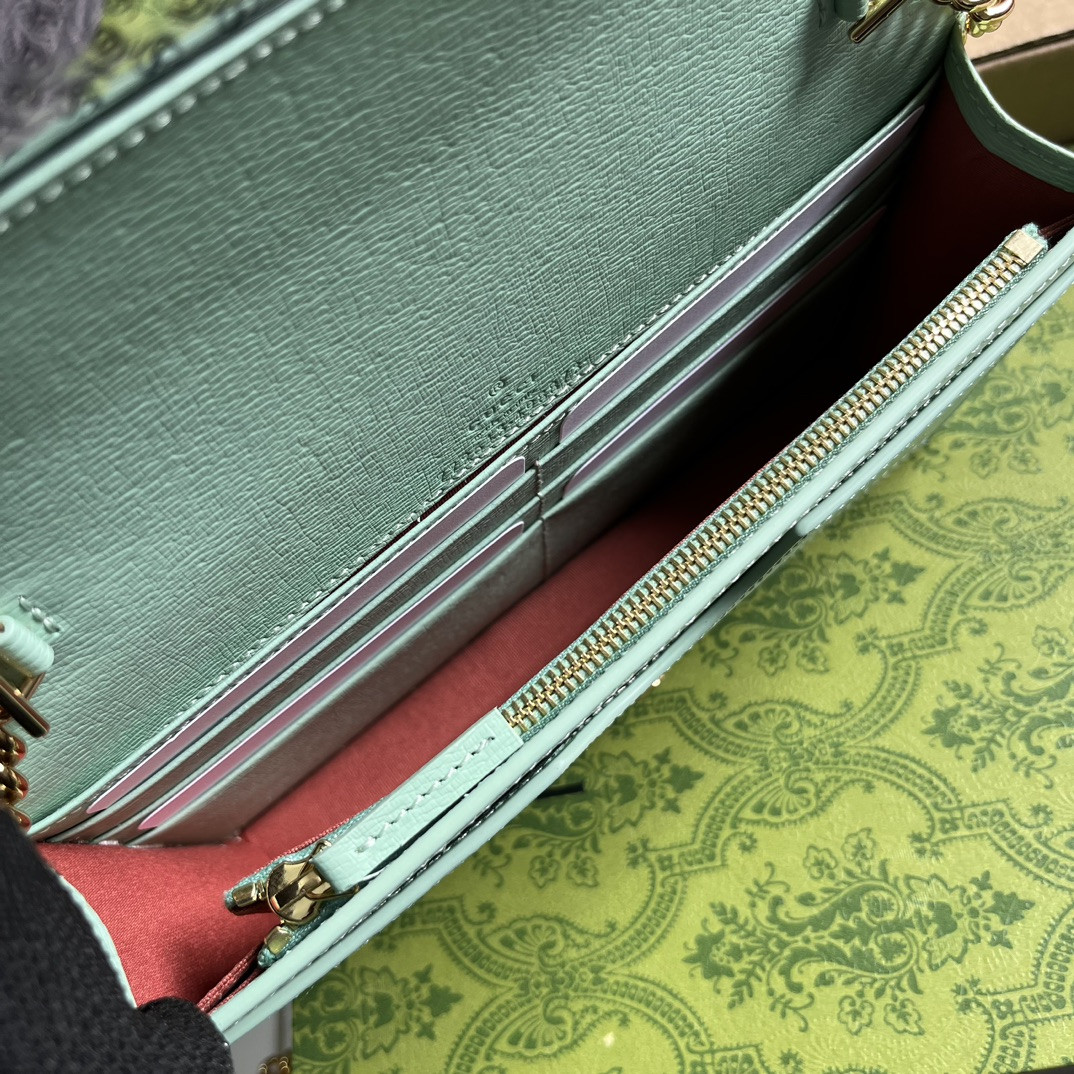 CHAIN WALLET WITH G*u*i SCRIPT GREEN 7.8"W x 5"H x 1.6"D