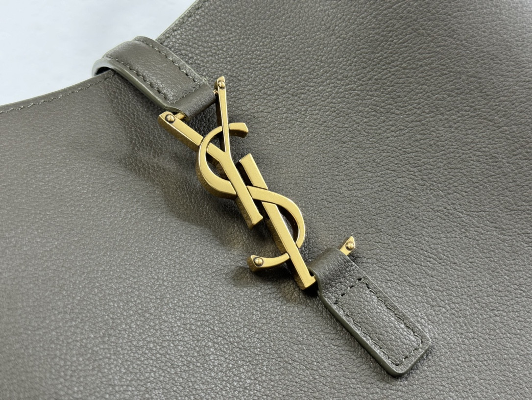 Y*L LE 5 À 7 S*pPLE LARGE IN SMOOTH LEATHER LIGHT MUSK 11.8" X 11" X 4.3"