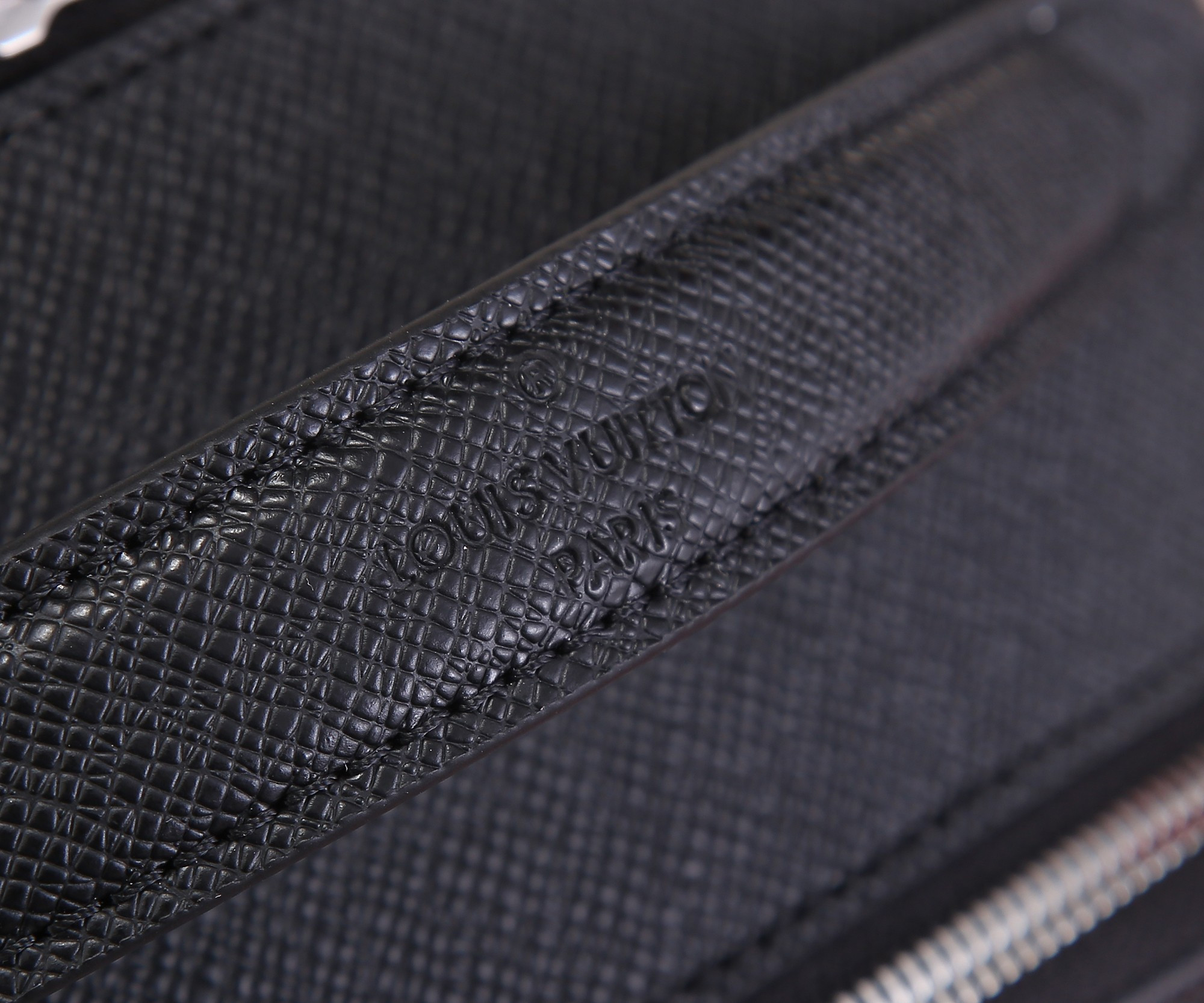 L0*is V*t0n M30977 Avenue Backpack 40 x 31 x 15 cm