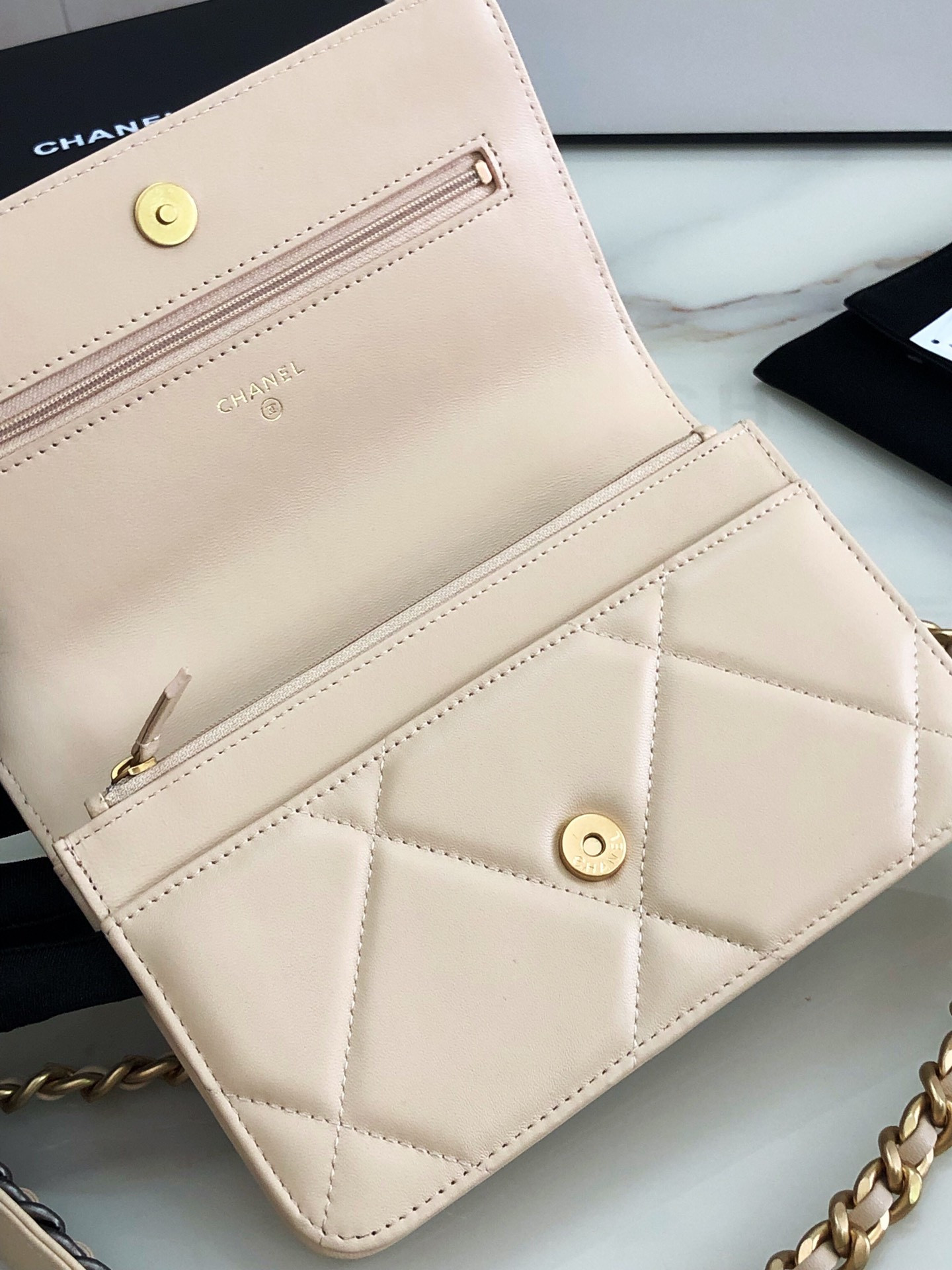 Ch*el CLASSIC WALLET ON CHAIN 4.8 × 7.5 × 1.4 in