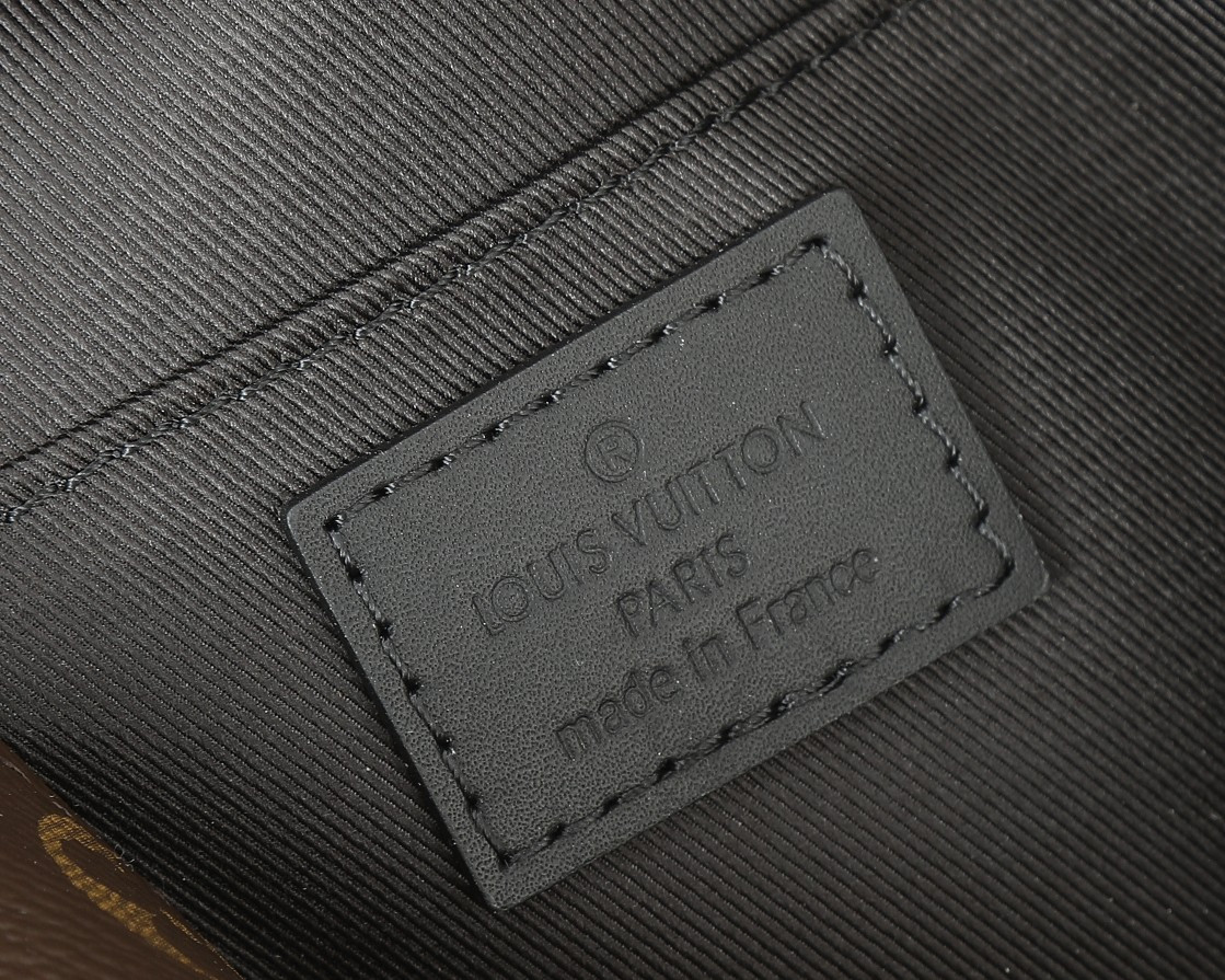 LV Montsouris Messenger PM​ M47060  7.9 x 6.7 x 2.8 inches