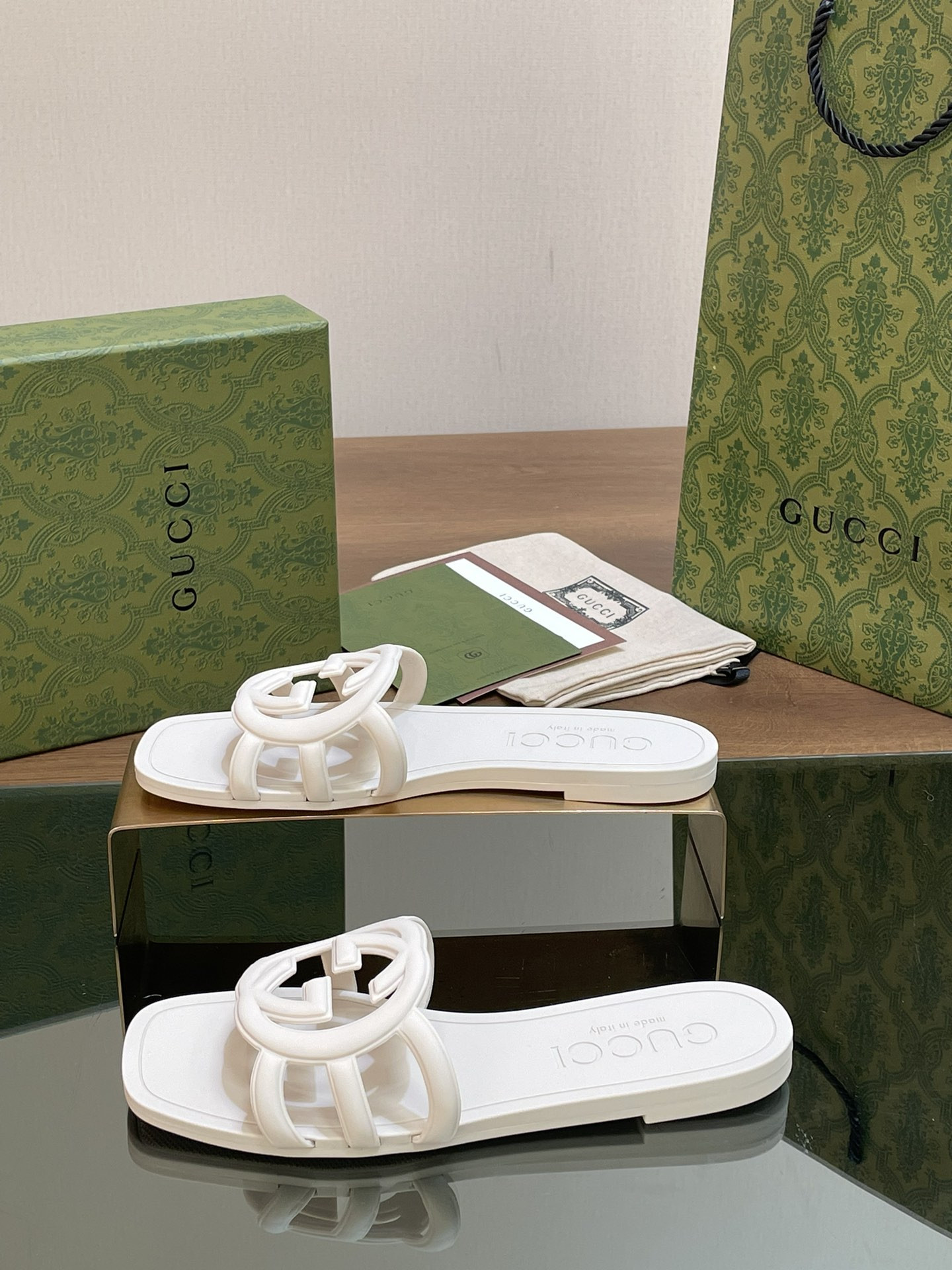 UA G*u*i INTERLOCKING G SLIDE SANDAL White