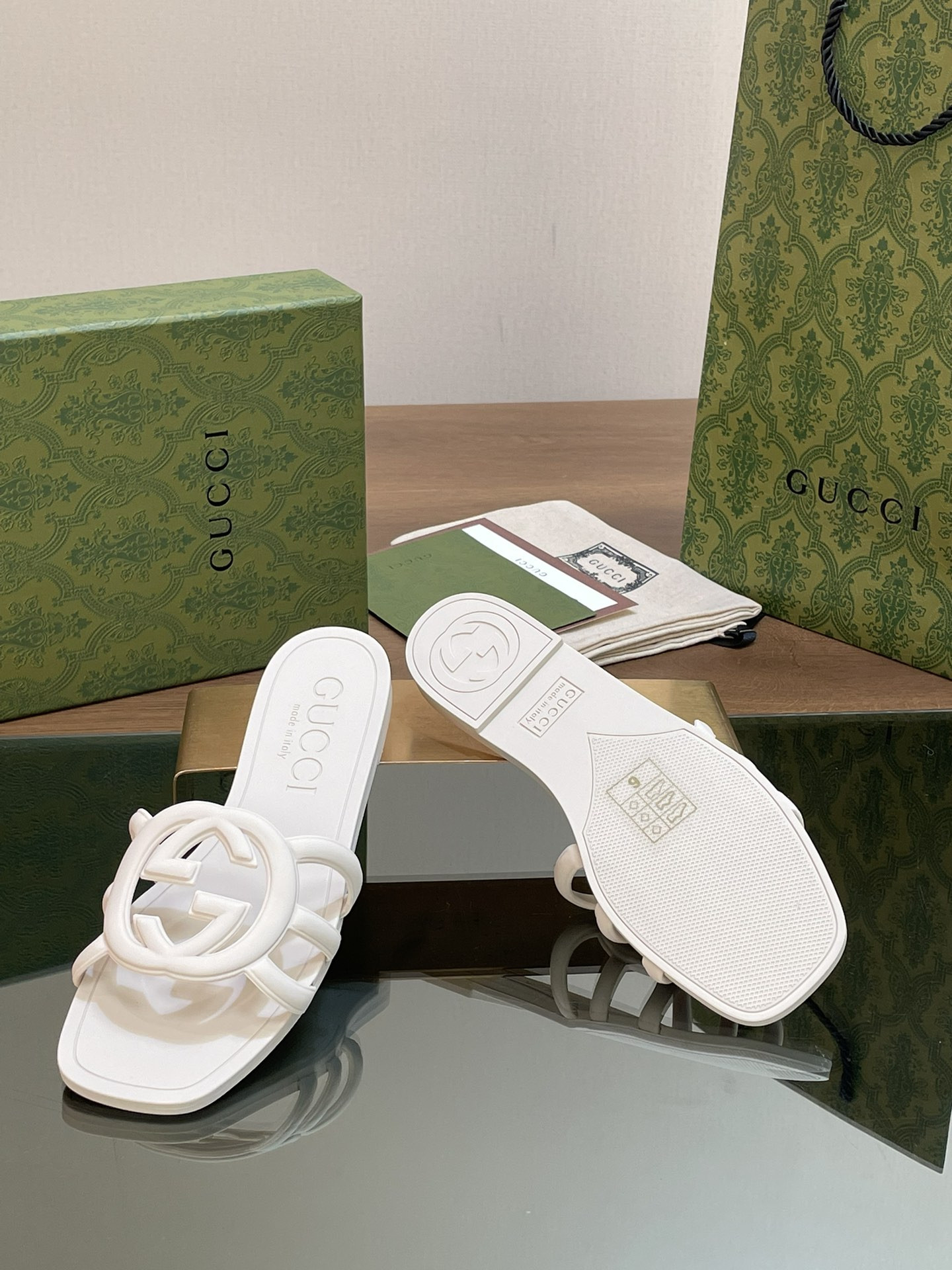 UA G*u*i INTERLOCKING G SLIDE SANDAL White