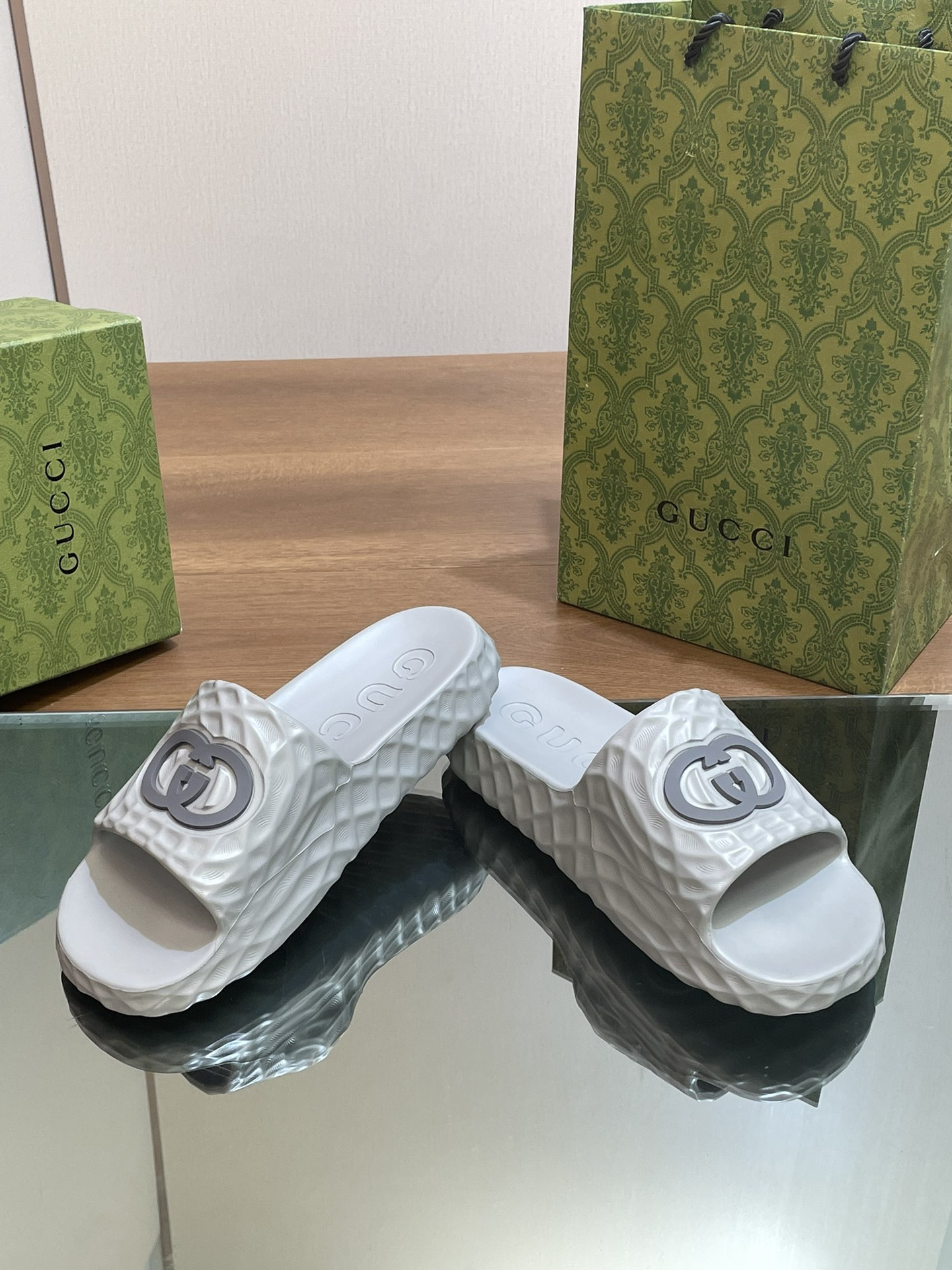 UA G*u*i INTERLOCKING G SLIDE SANDAL Gray