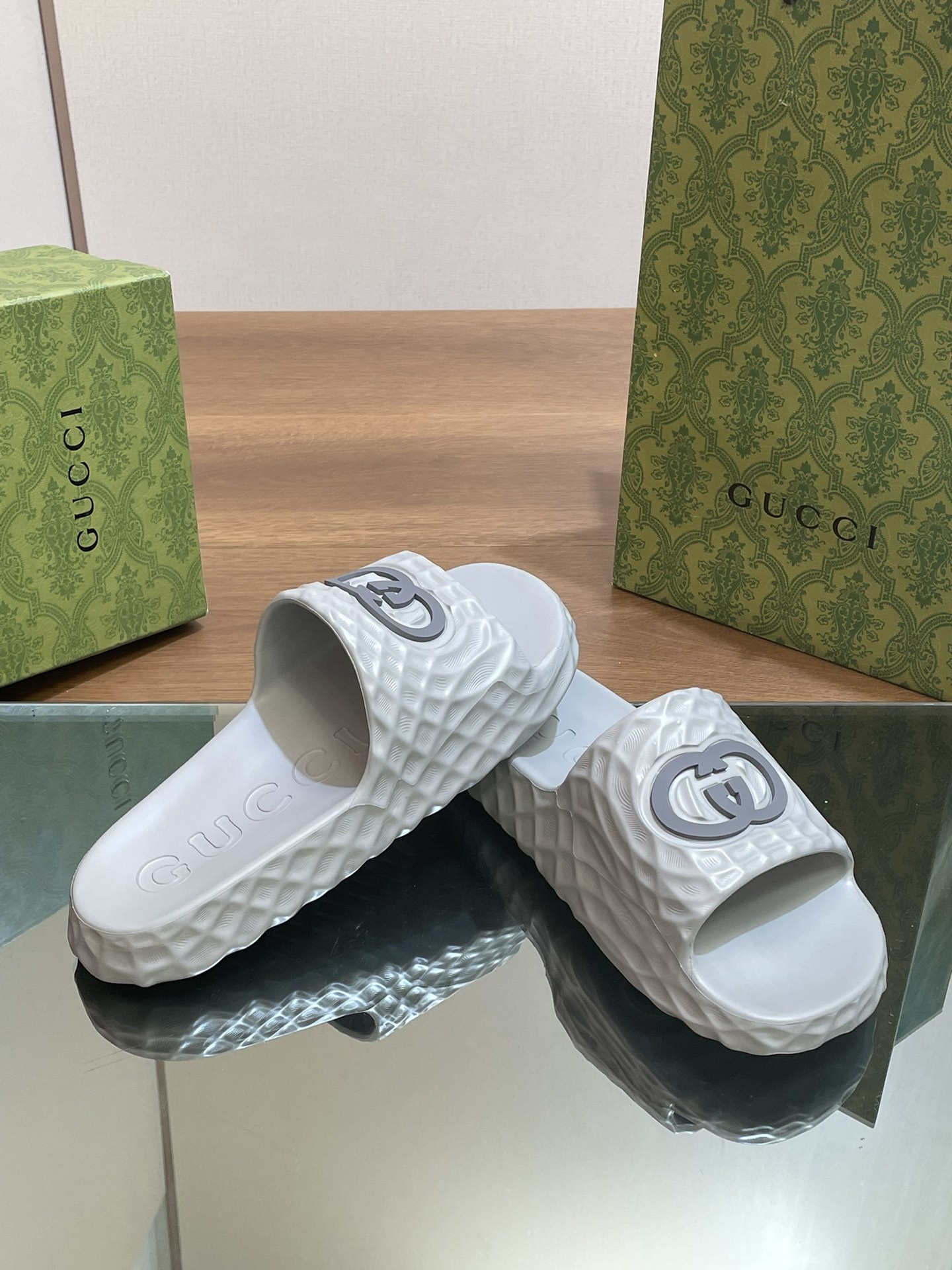 UA G*u*i INTERLOCKING G SLIDE SANDAL Gray