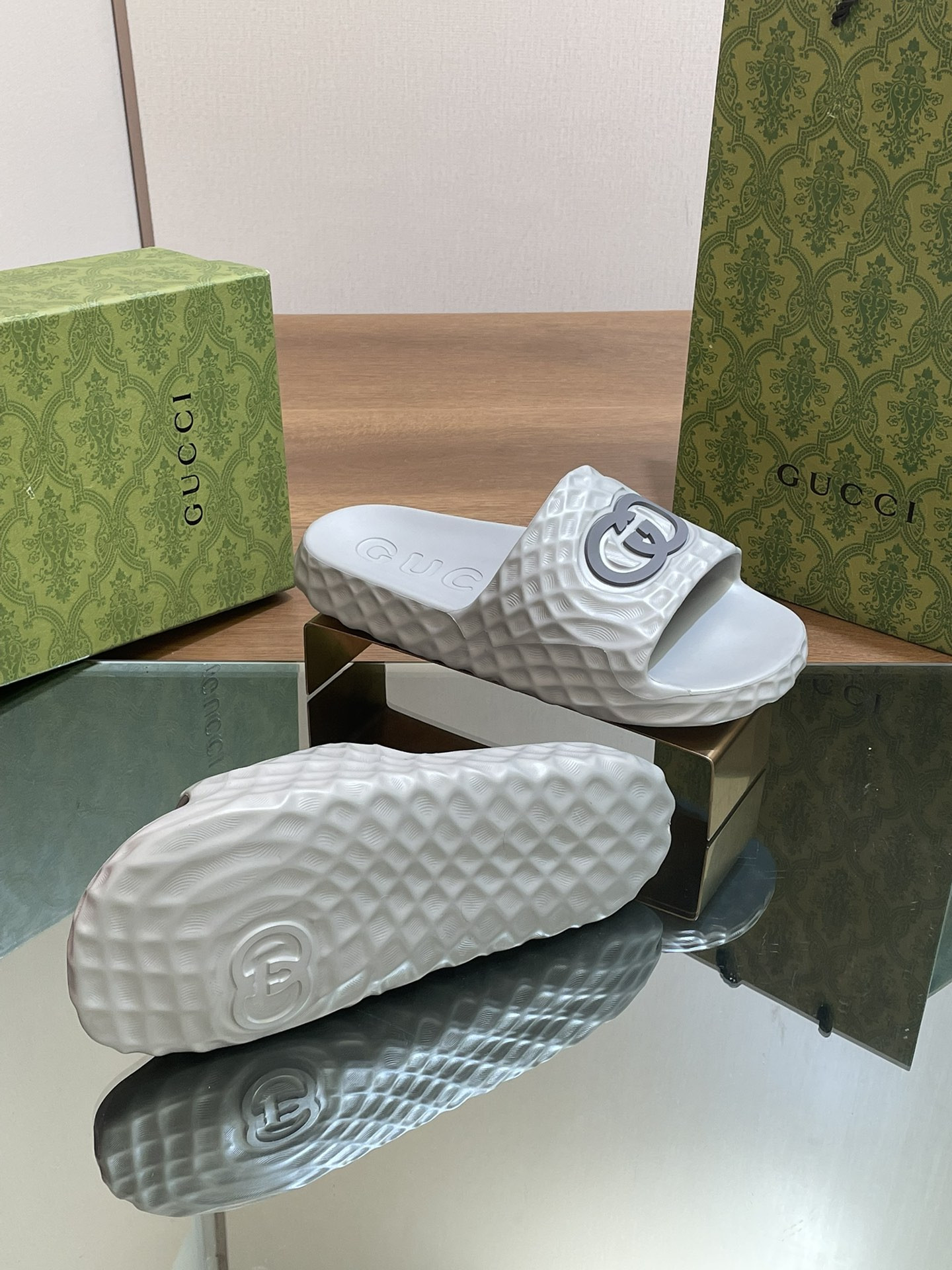 UA G*u*i INTERLOCKING G SLIDE SANDAL Gray