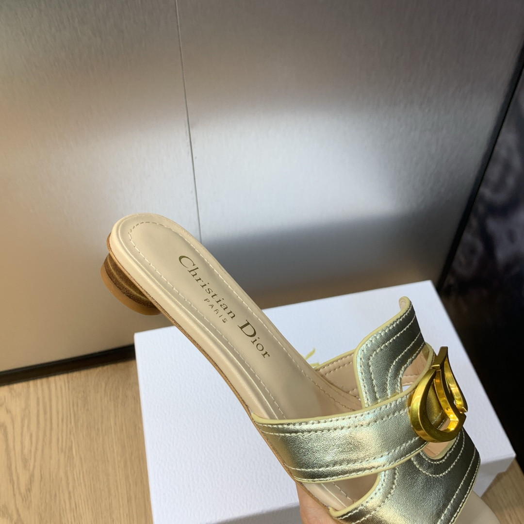 UA D*0r 30 Montaigne Slide