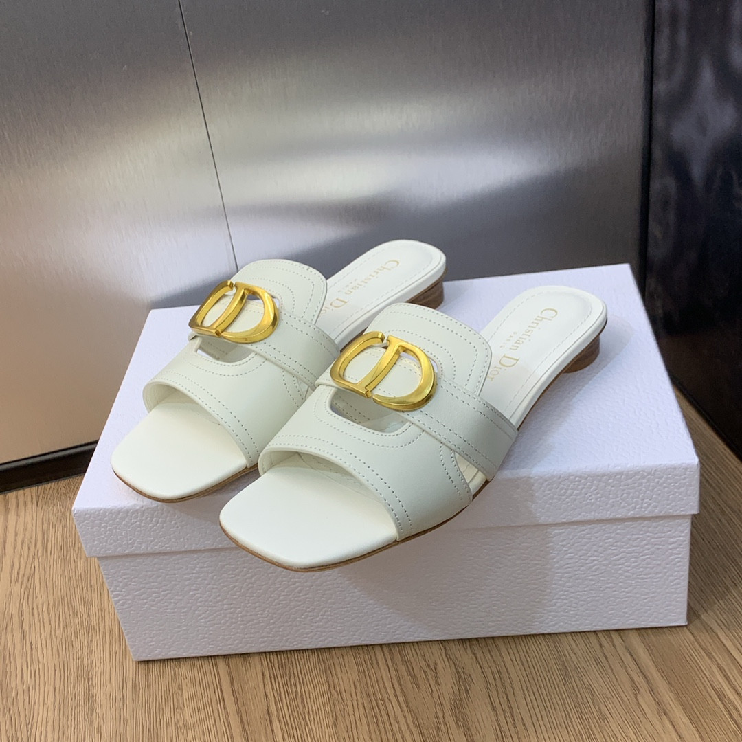 UA D*0r 30 Montaigne Slide