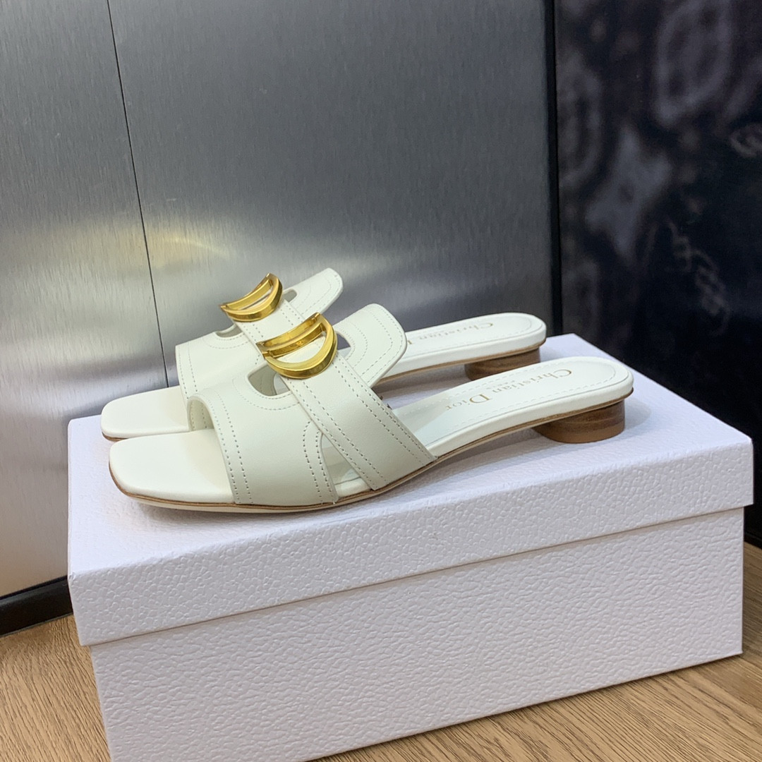 UA D*0r 30 Montaigne Slide