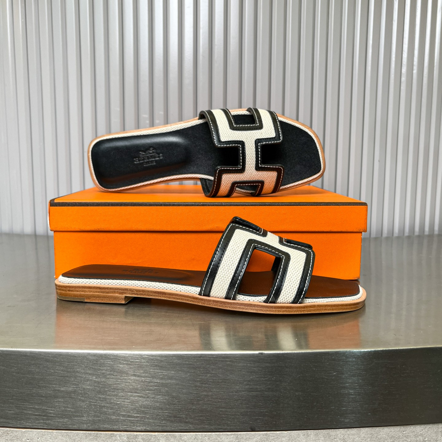 UA Hermès Oran sandal